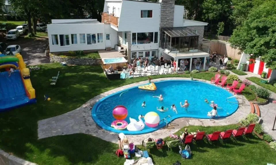 Villa by the Water 23 beds 9 baths Pool billard Hot Tub 15 min Old Quebec
