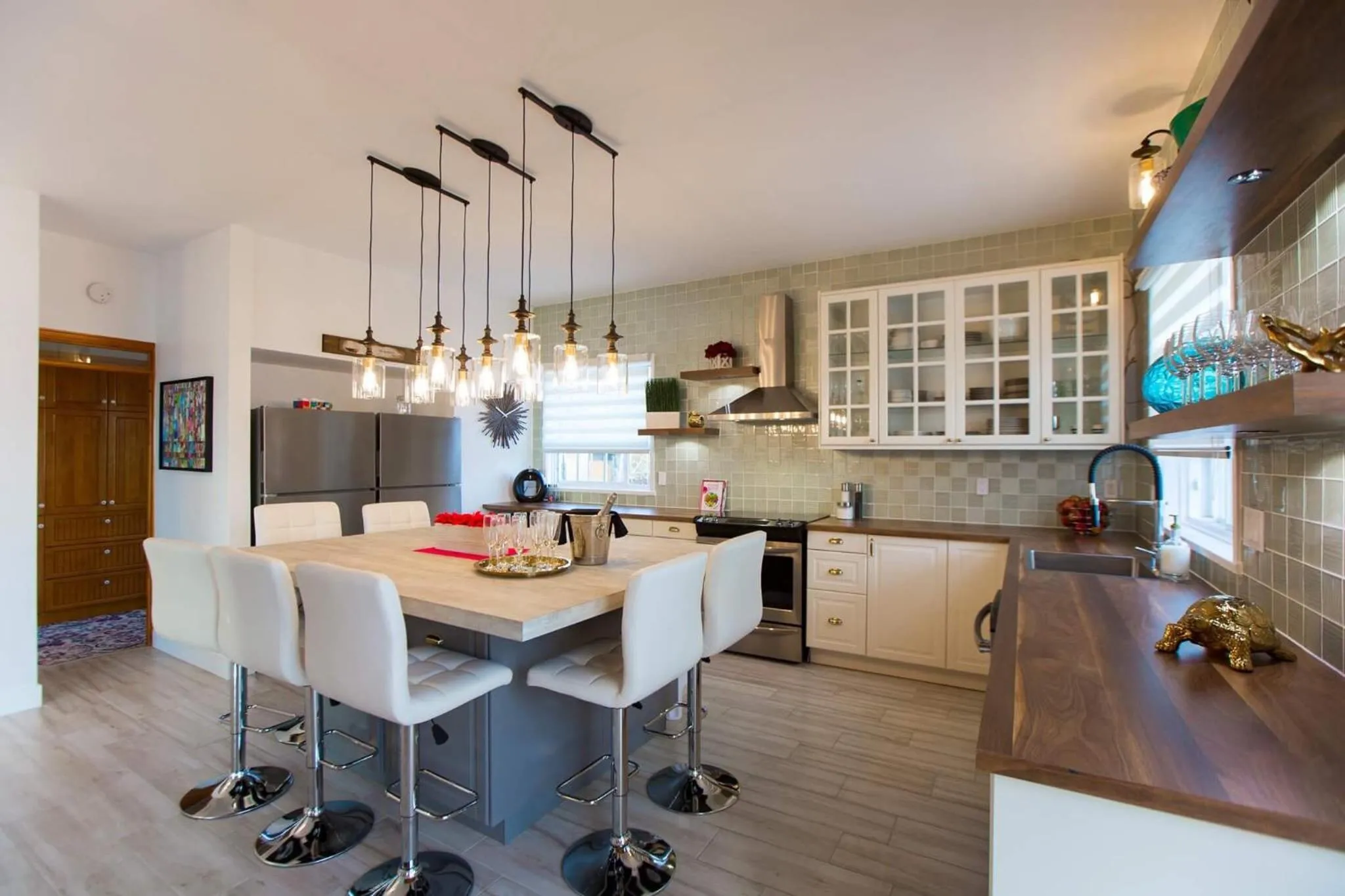 Natural landscape in Villa by the Water 23 beds 9 baths Pool billard Hot Tub 15 min Old Quebec