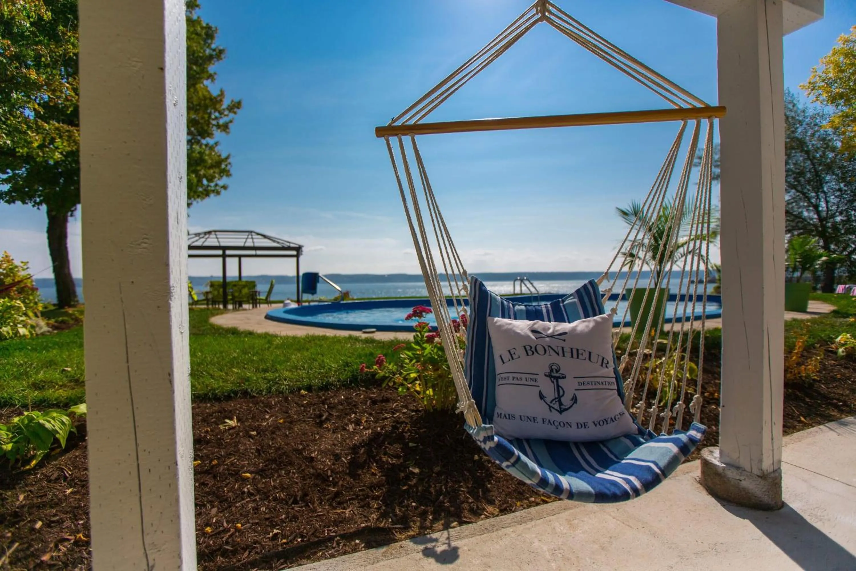 Summer in Villa by the Water 23 beds 9 baths Pool billard Hot Tub 15 min Old Quebec