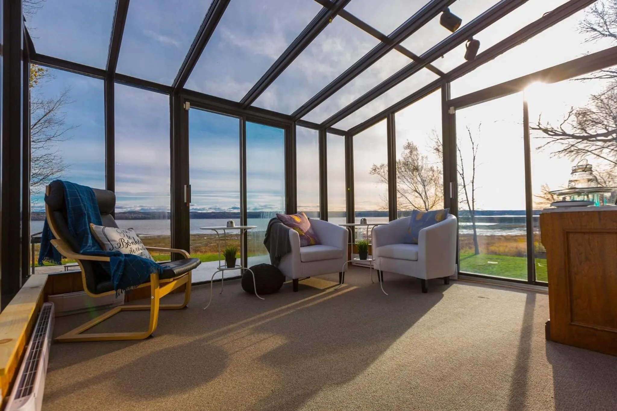 Patio in Villa by the Water 23 beds 9 baths Pool billard Hot Tub 15 min Old Quebec