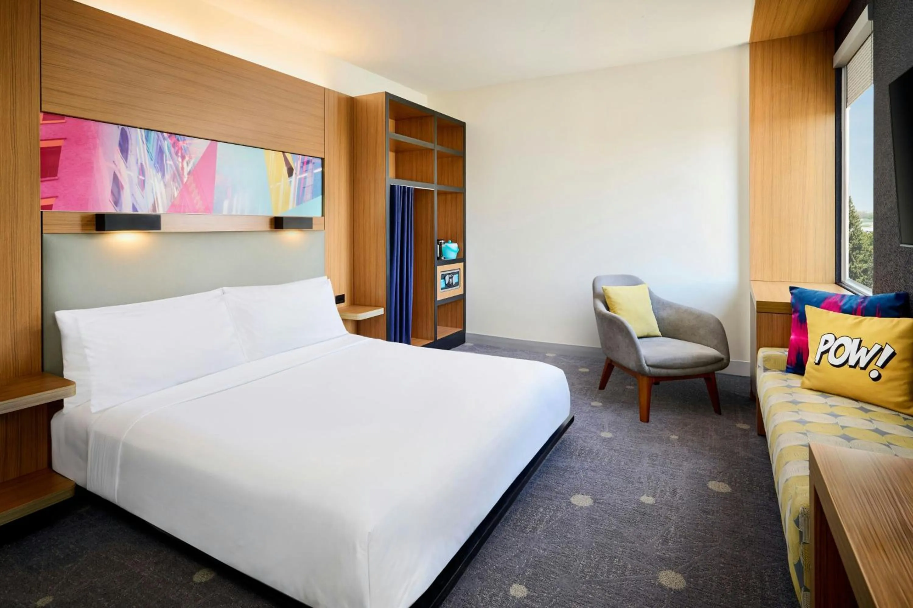 Photo of the whole room, Bed in Aloft Montreal Airport