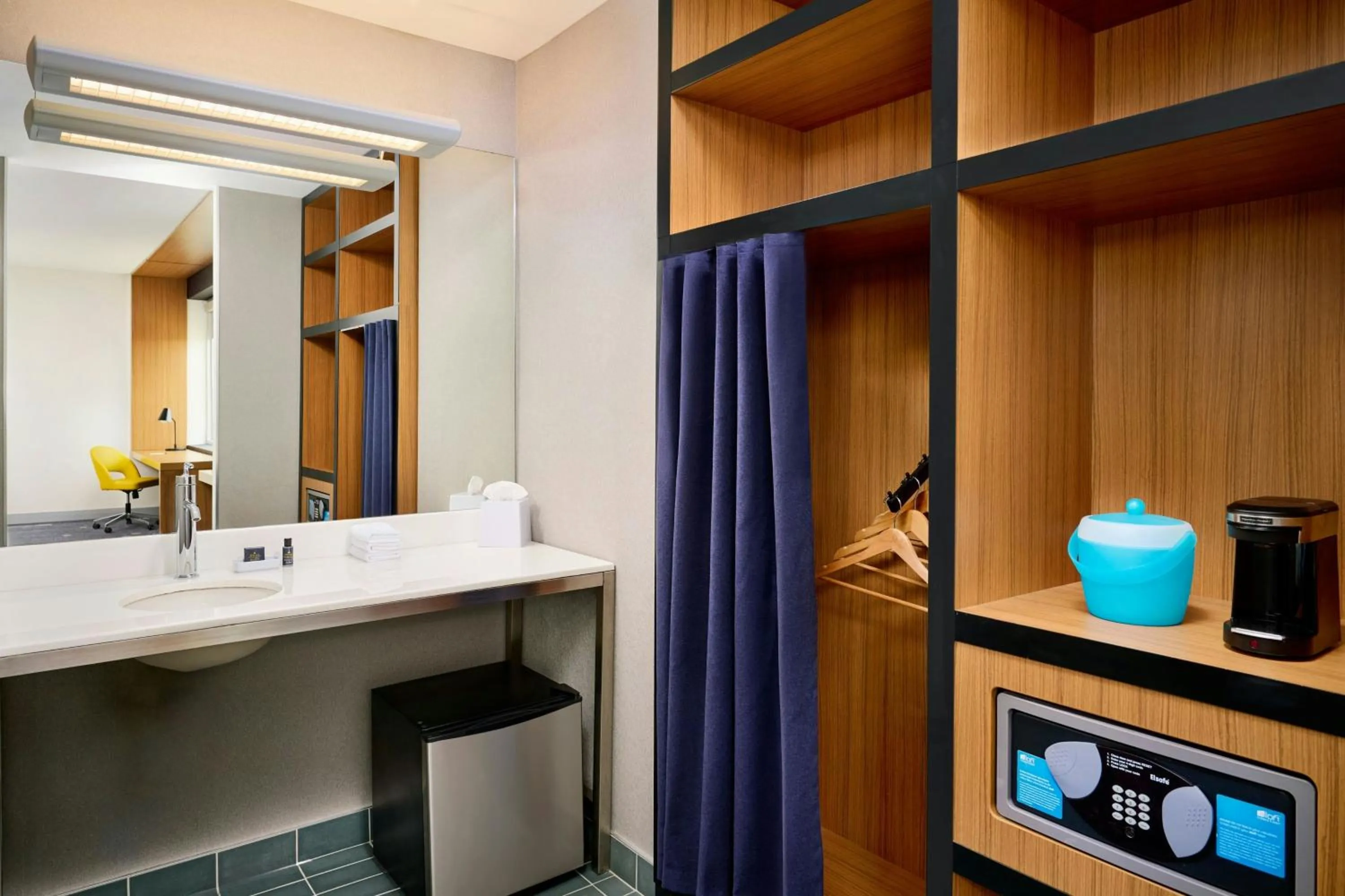 Photo of the whole room in Aloft Montreal Airport