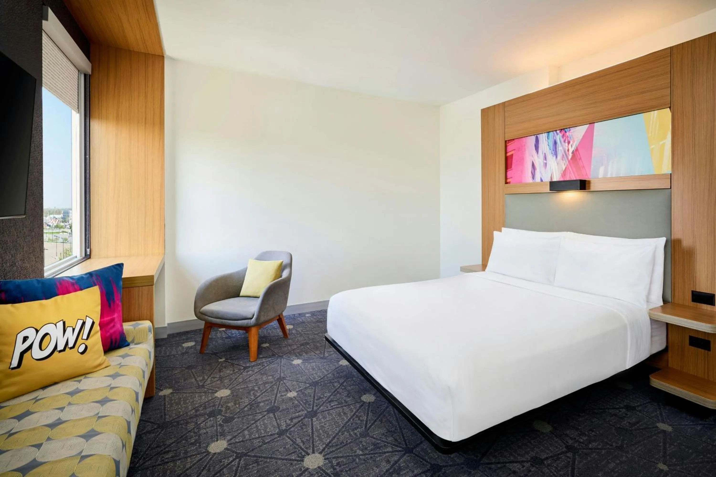 Photo of the whole room, Bed in Aloft Montreal Airport