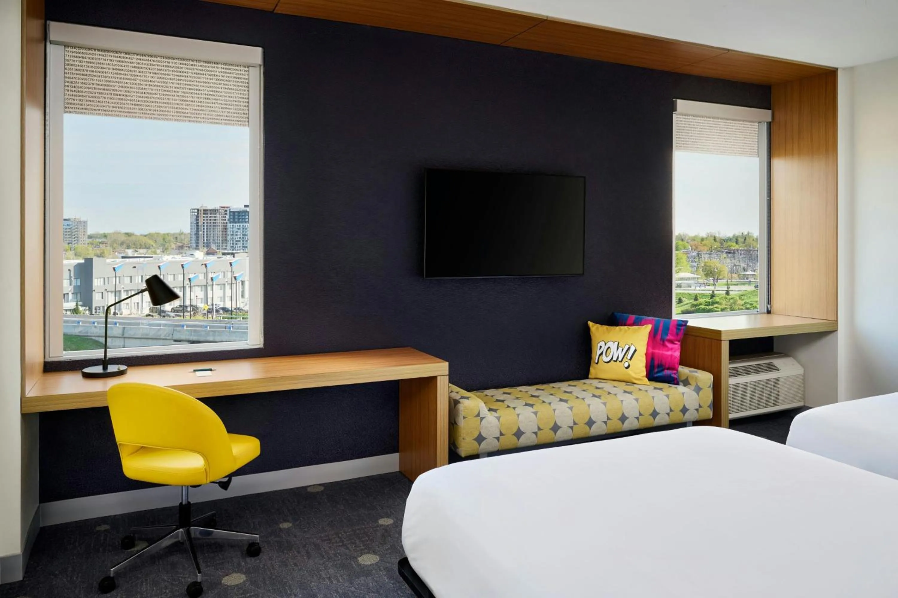 Photo of the whole room, Bed in Aloft Montreal Airport