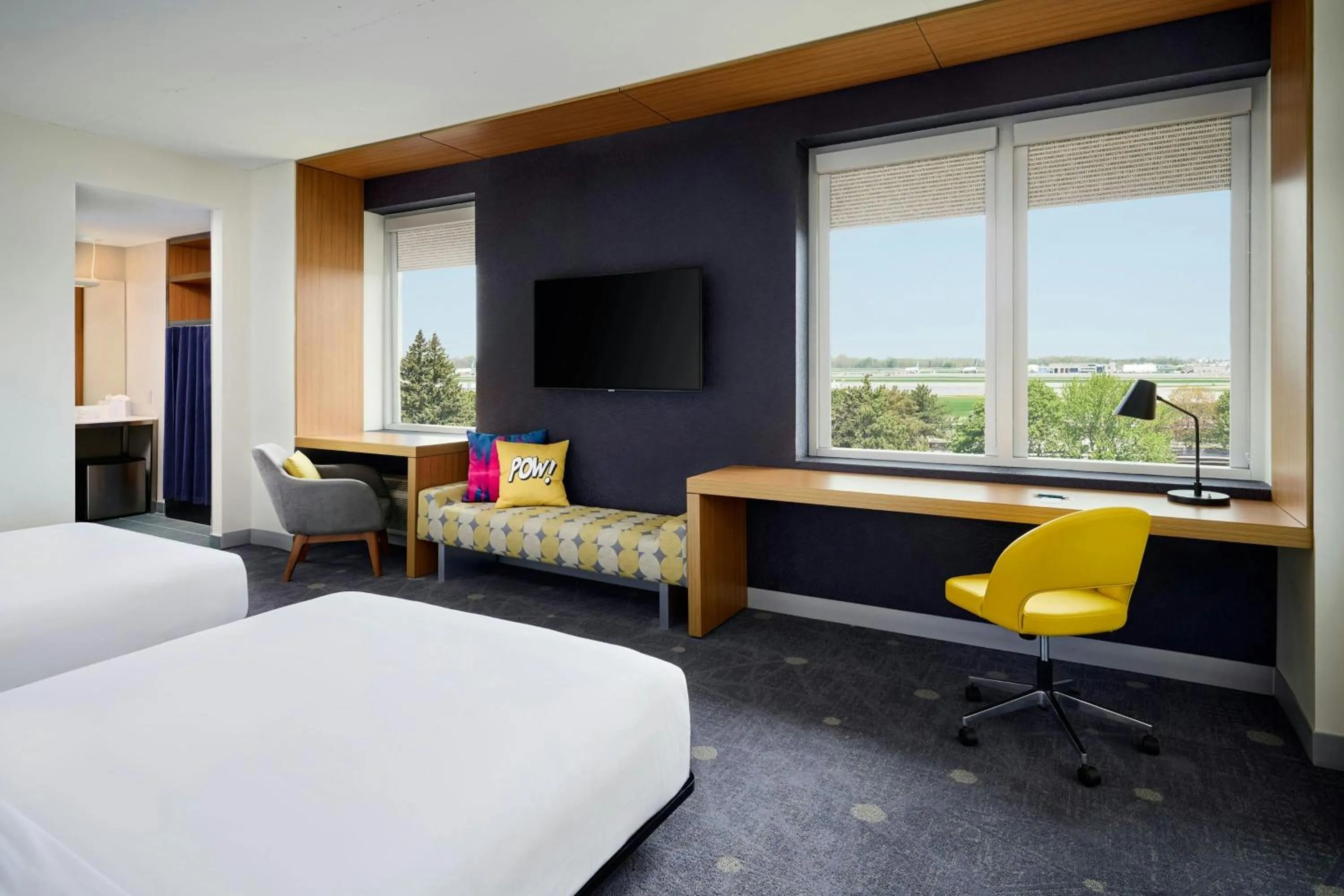 Photo of the whole room, Bed in Aloft Montreal Airport