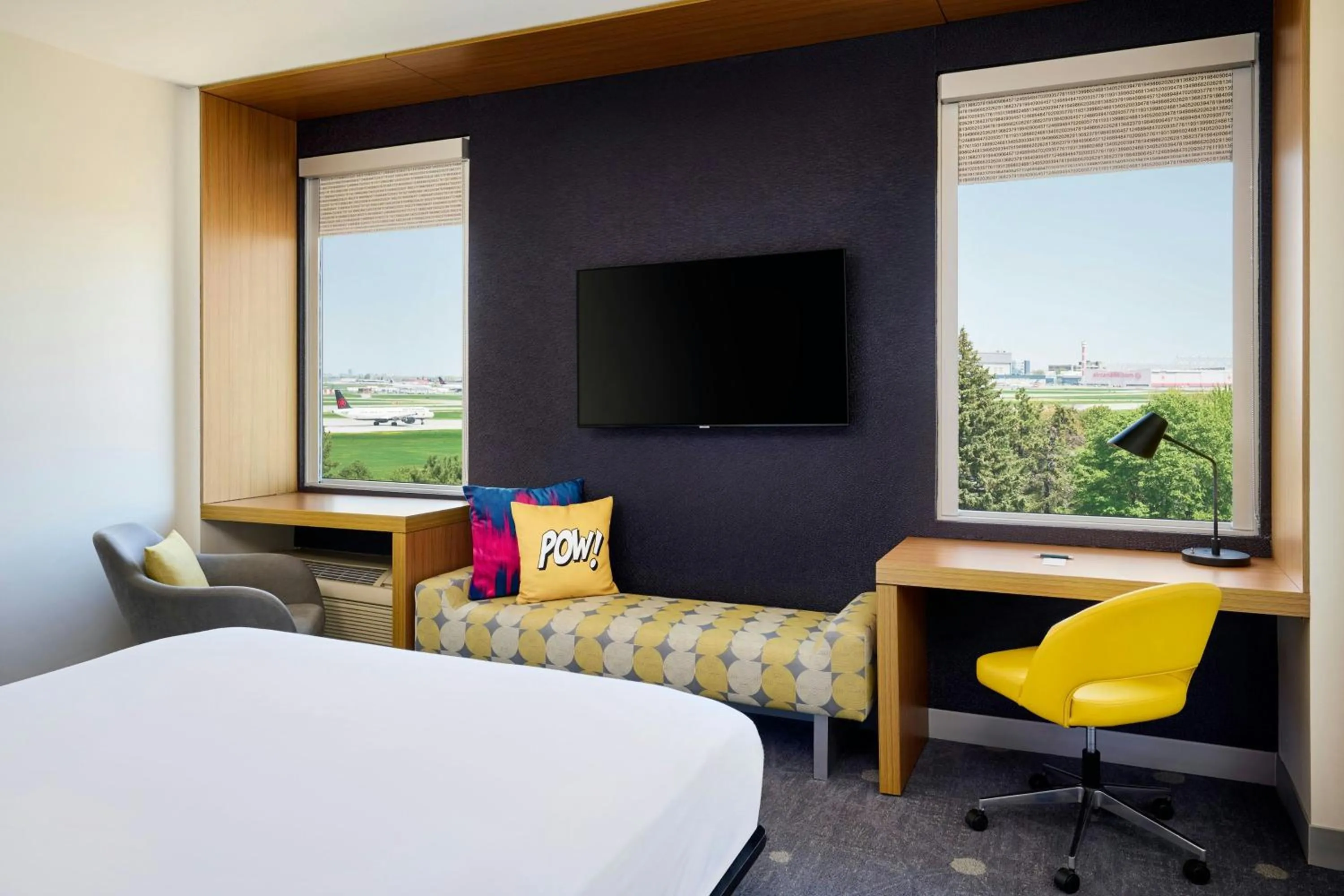Photo of the whole room, Bed in Aloft Montreal Airport