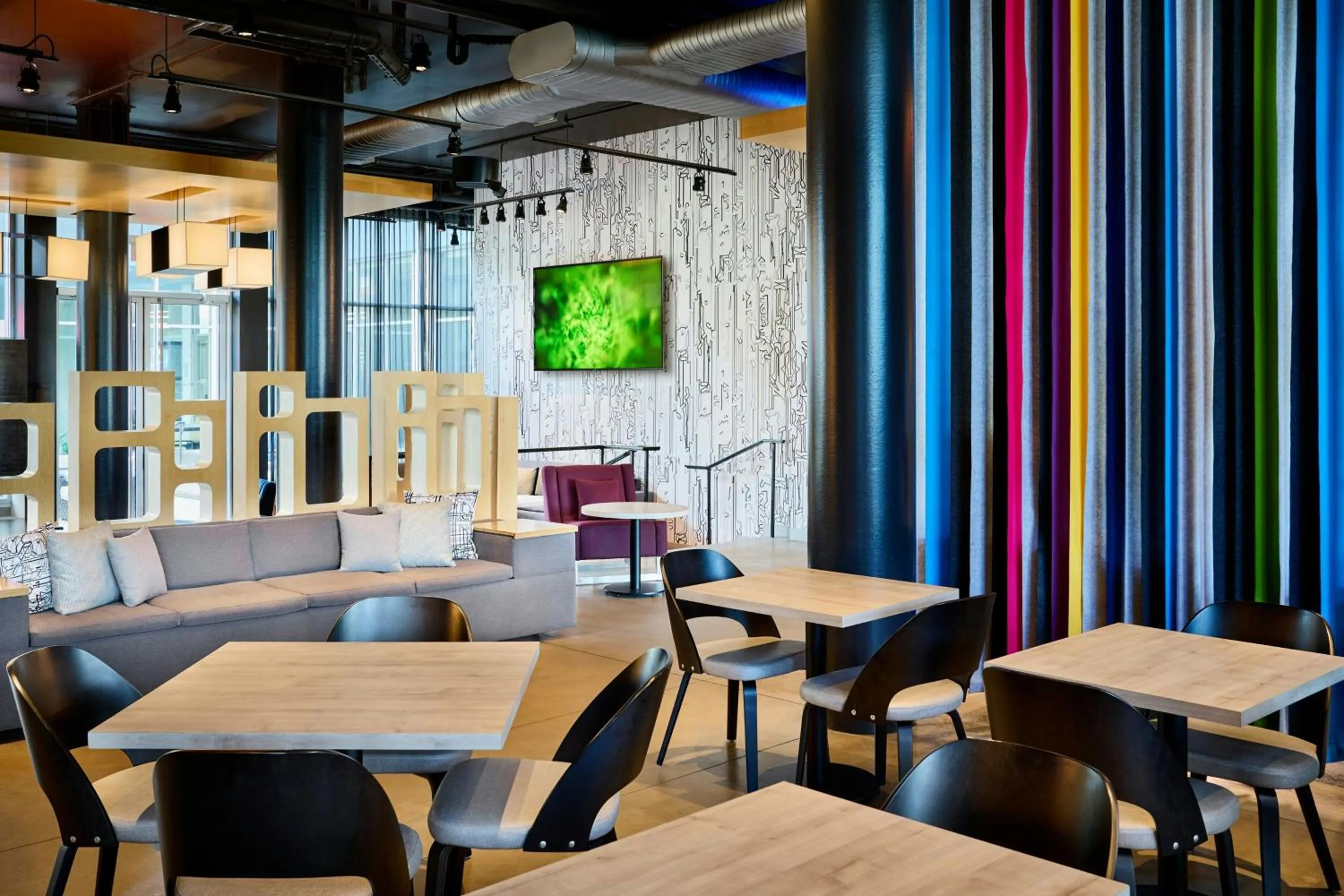 Lounge or bar in Aloft Montreal Airport