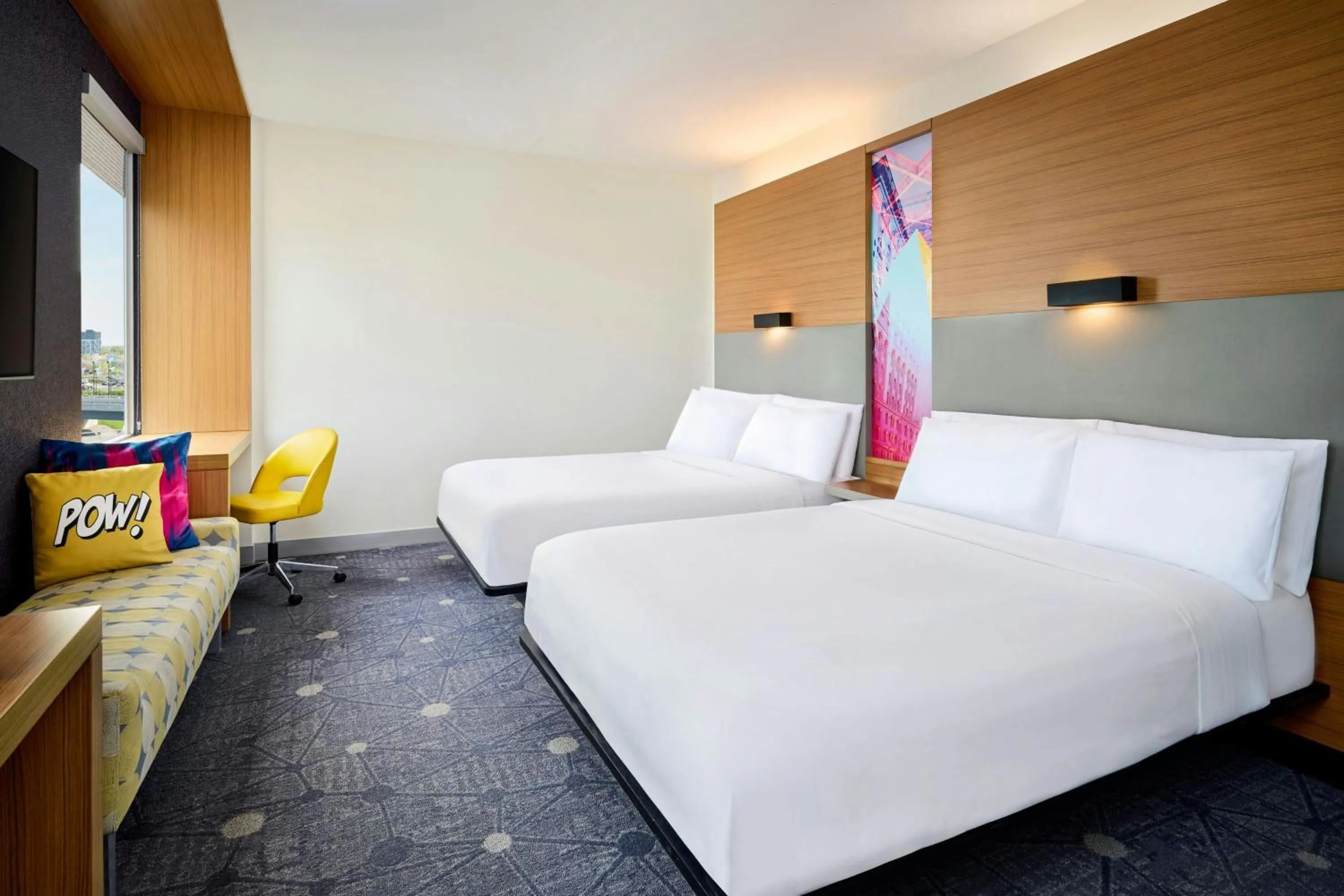 Photo of the whole room, Bed in Aloft Montreal Airport