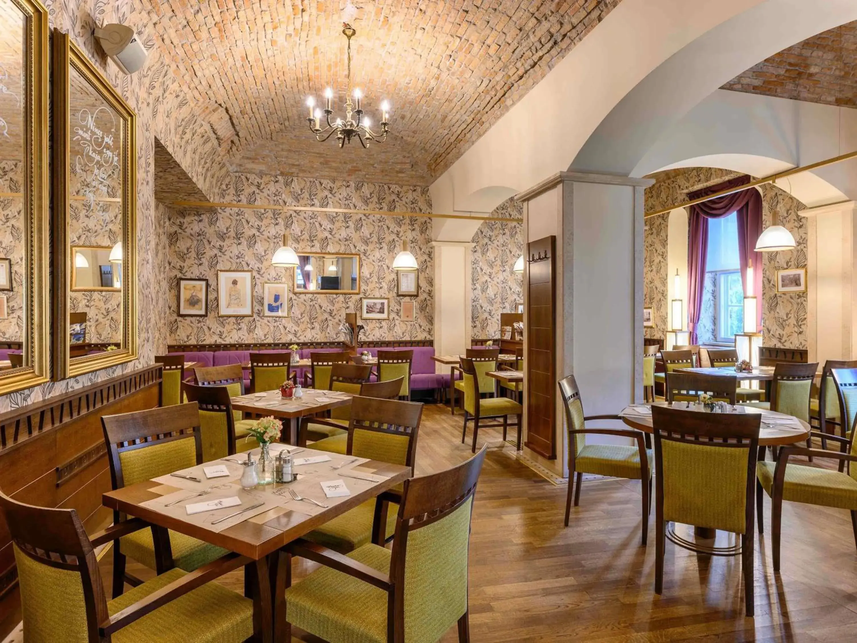 Restaurant/places to eat in Mercure Szekesfehervar Magyar Kiraly Restaurant/places to eat in Mercure Szekesfehervar Magyar Kiraly