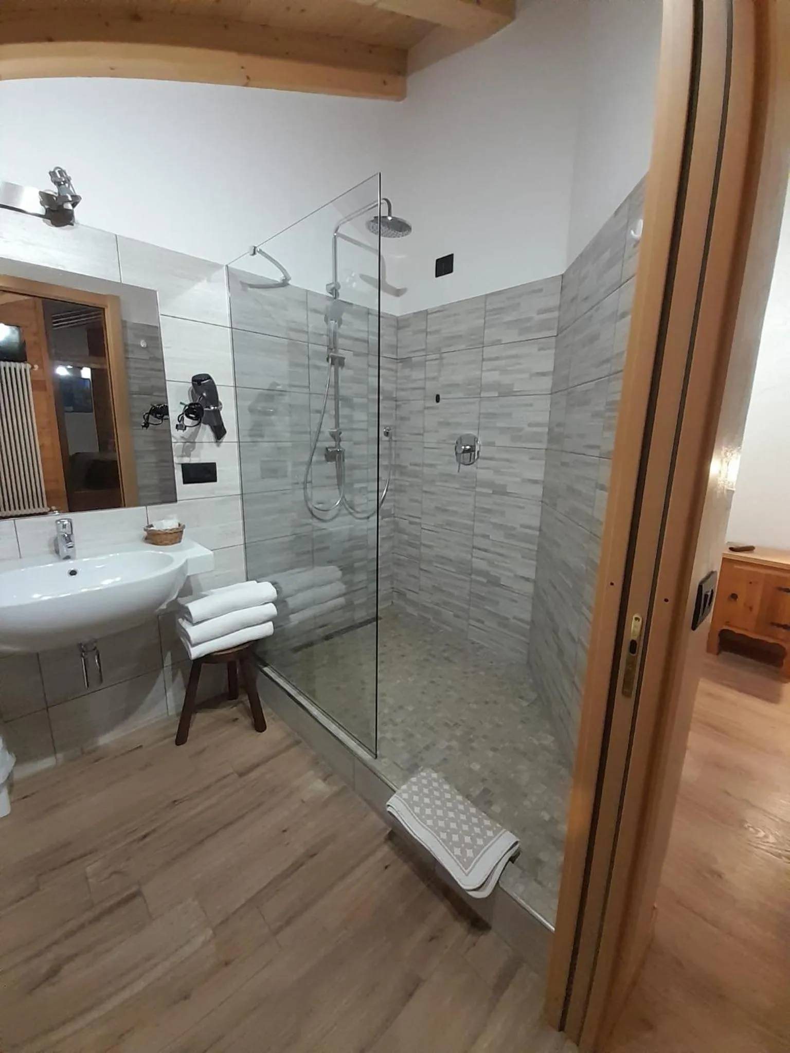 Shower in Hotel Astoria