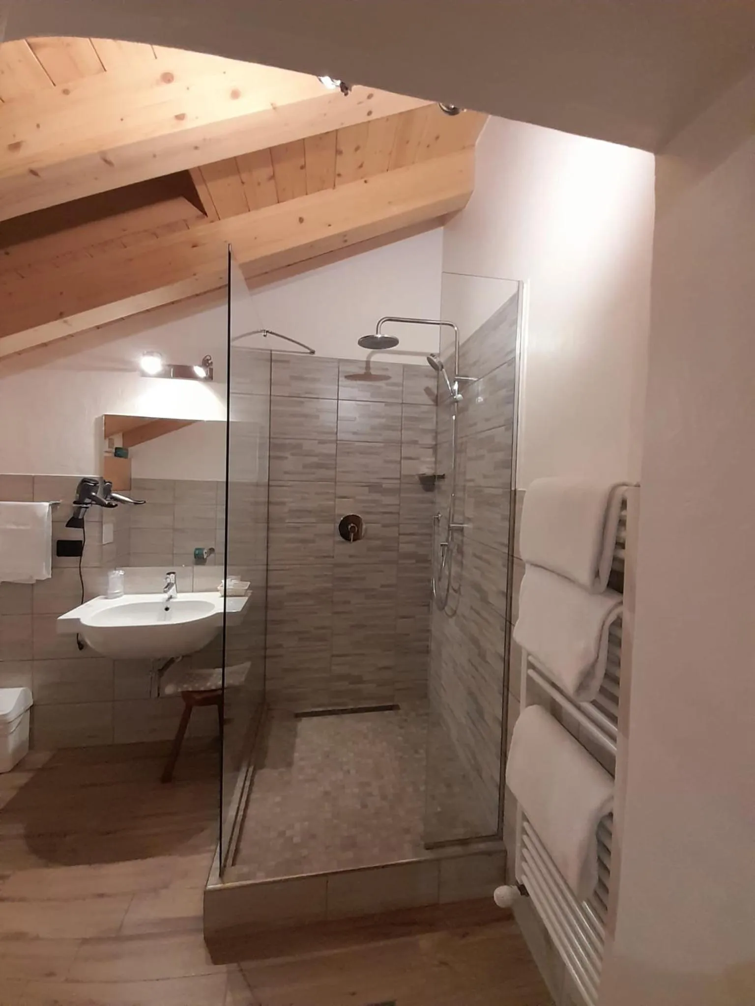 Shower in Hotel Astoria