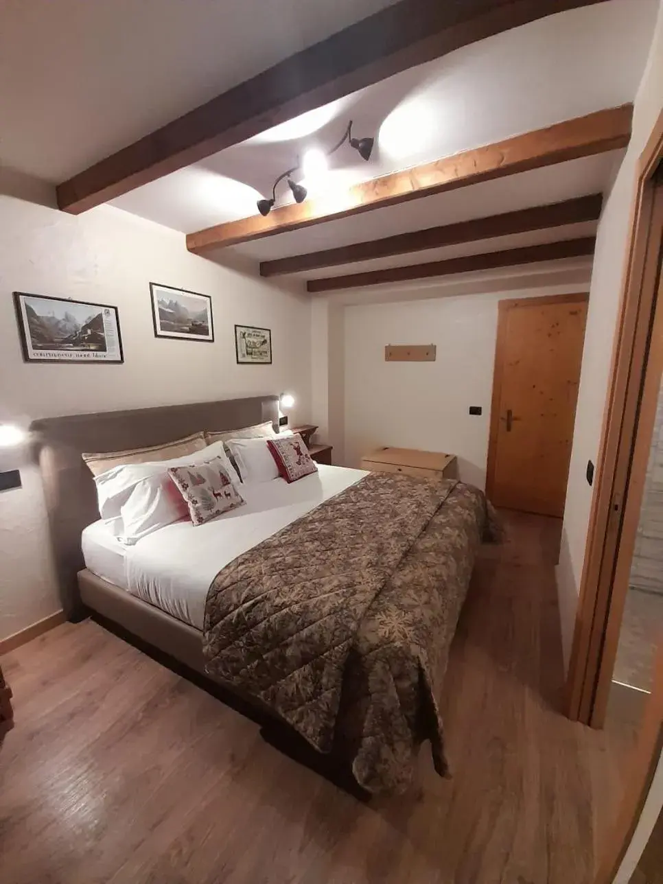 Large Single Room in Hotel Astoria Large Single Room in Hotel Astoria