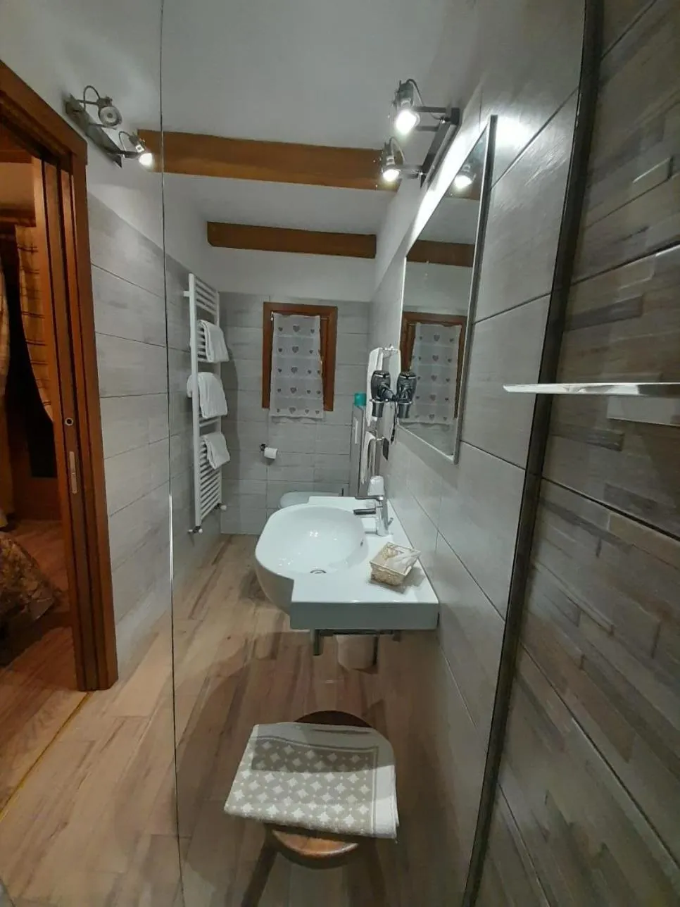 Shower in Hotel Astoria