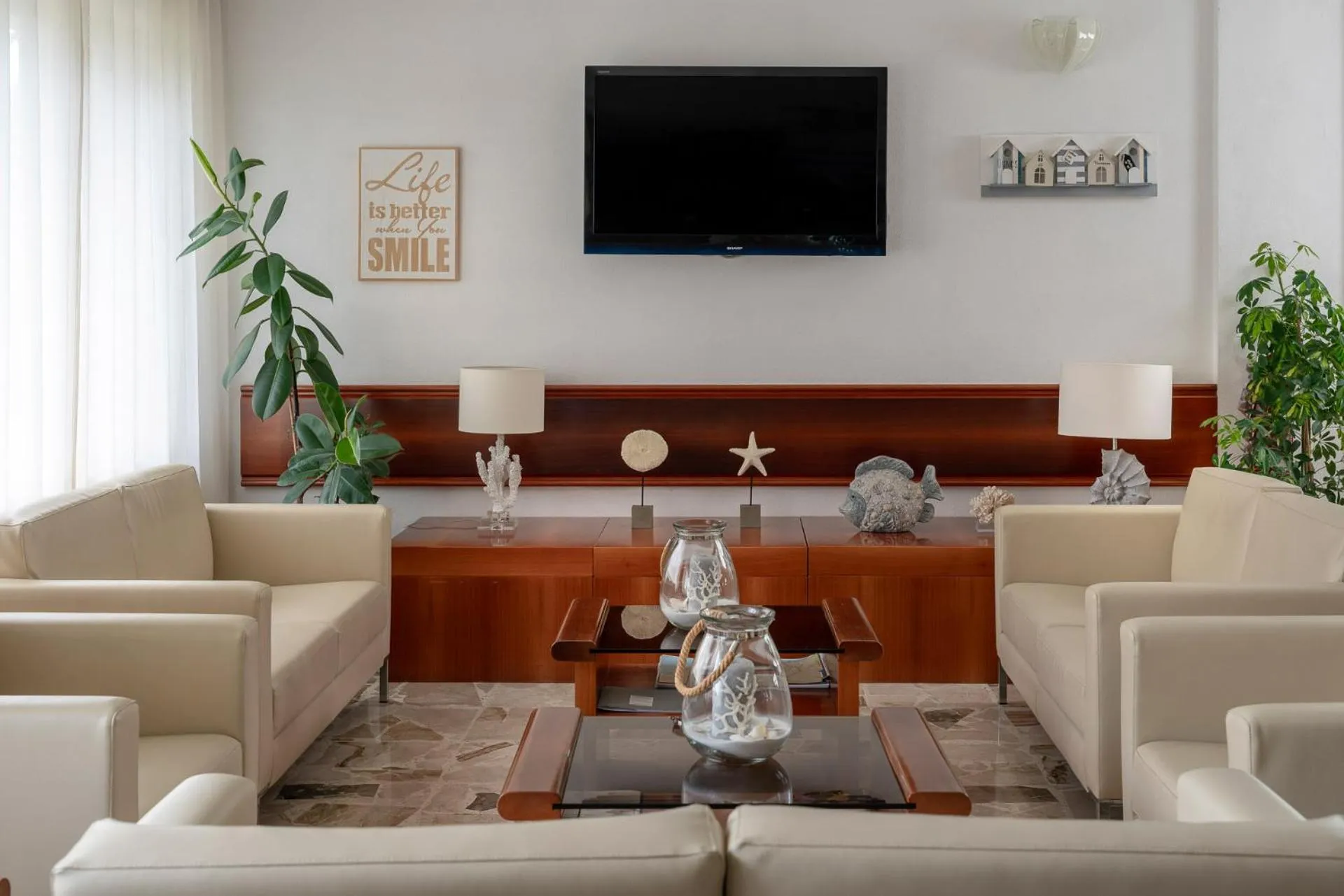 Communal lounge/ TV room in Corallo Wellness Hotel