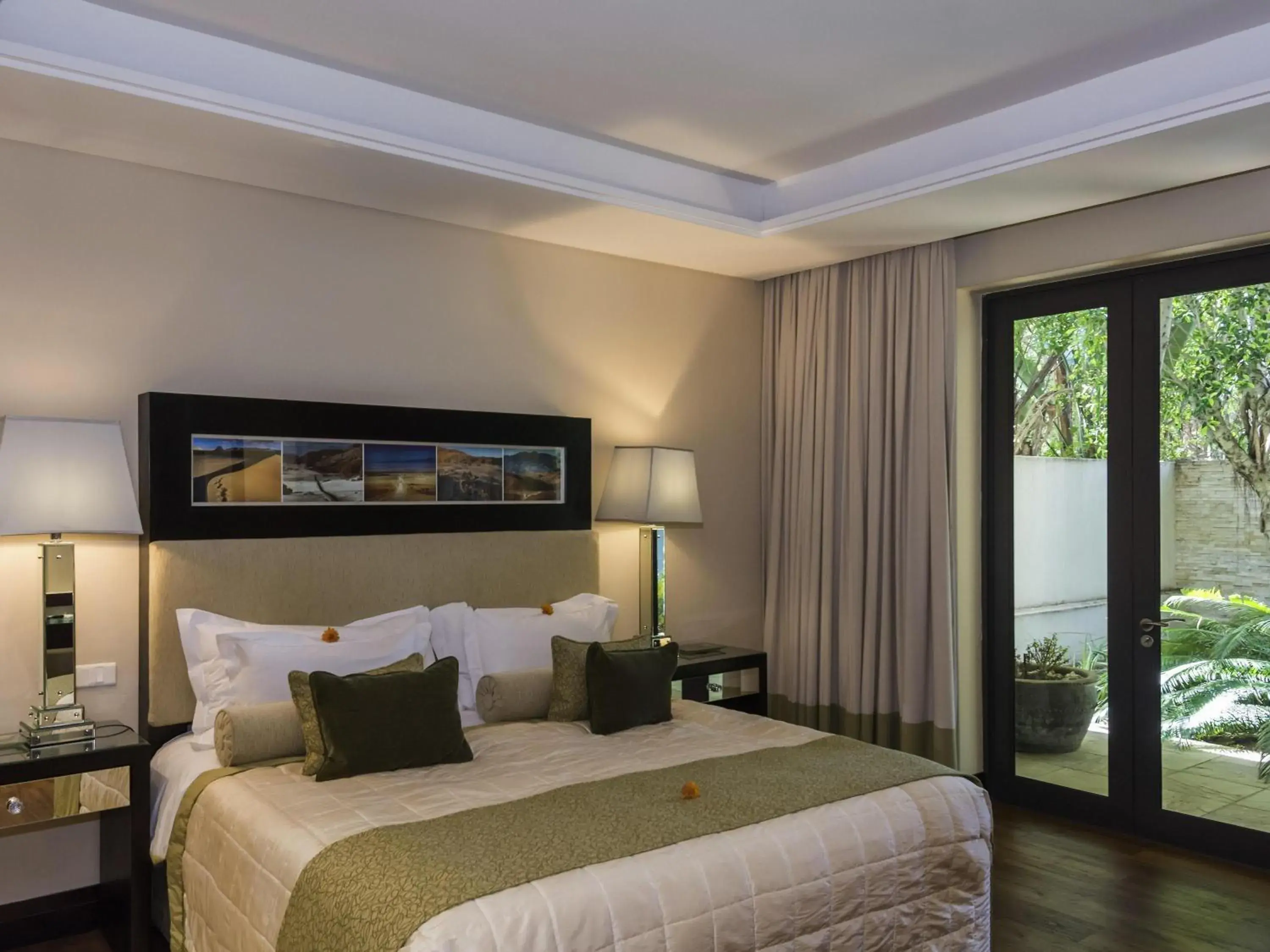 Luxury Suite in No5 Boutique Art Hotel by Mantis Luxury Suite in No5 Boutique Art Hotel by Mantis