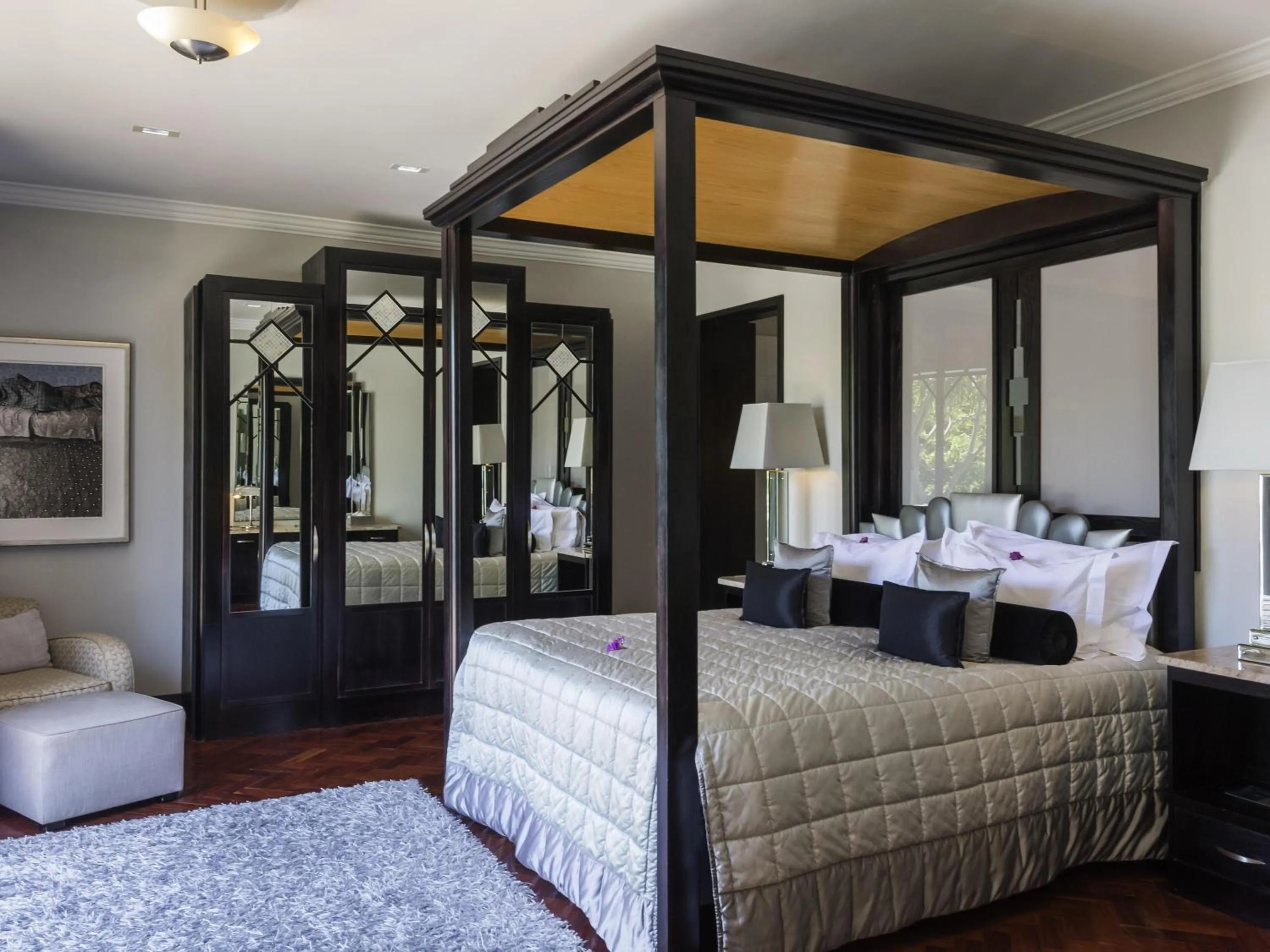 Photo of the whole room, Bed in No5 Boutique Art Hotel by Mantis