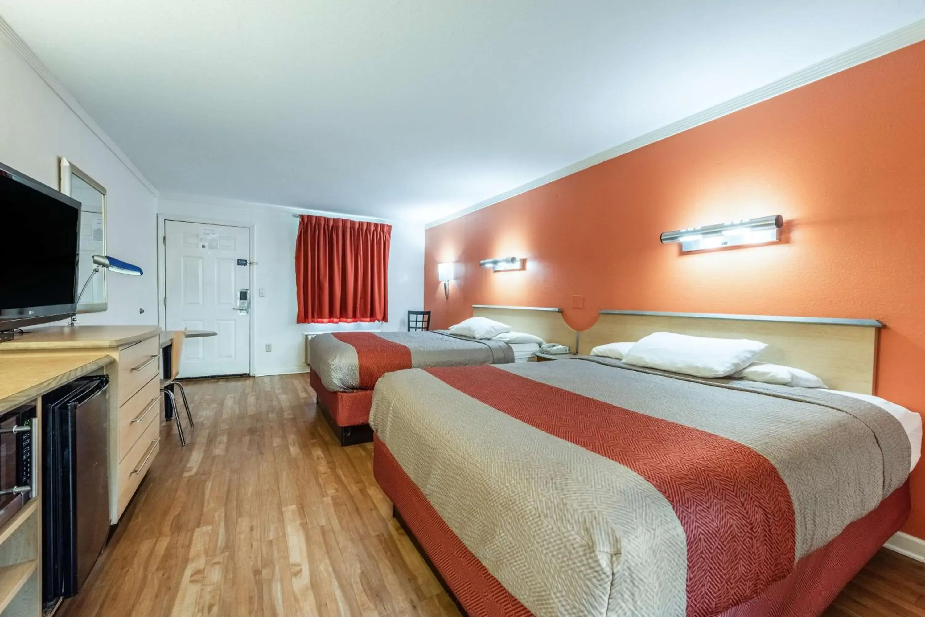 TV and multimedia, Bed in Motel 6-Gatlinburg, TN - Smoky Mountains TV and multimedia, Bed in Motel 6-Gatlinburg, TN - Smoky Mountains