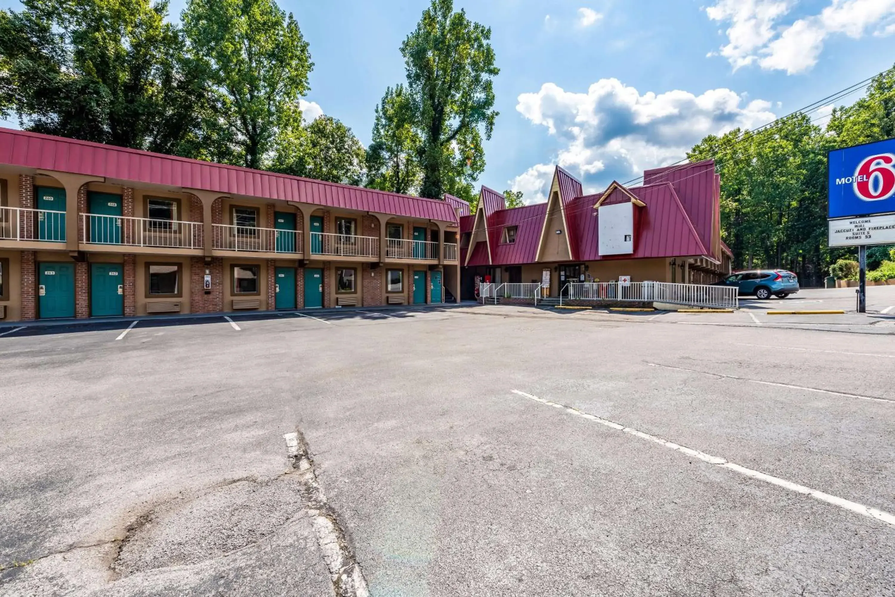 Property building in Motel 6-Gatlinburg, TN - Smoky Mountains Property building in Motel 6-Gatlinburg, TN - Smoky Mountains