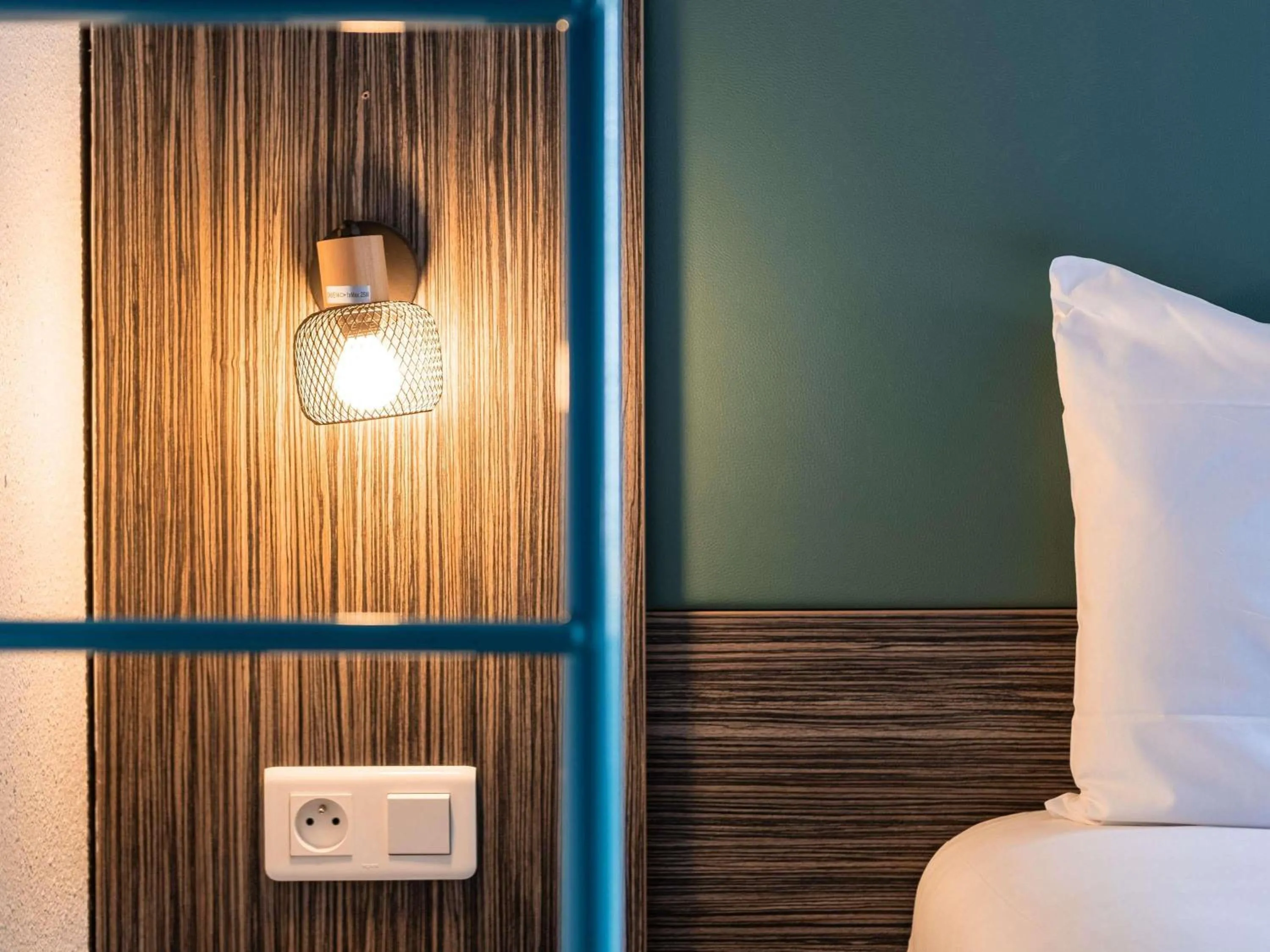 Bedroom, Bed in greet Chartres Est