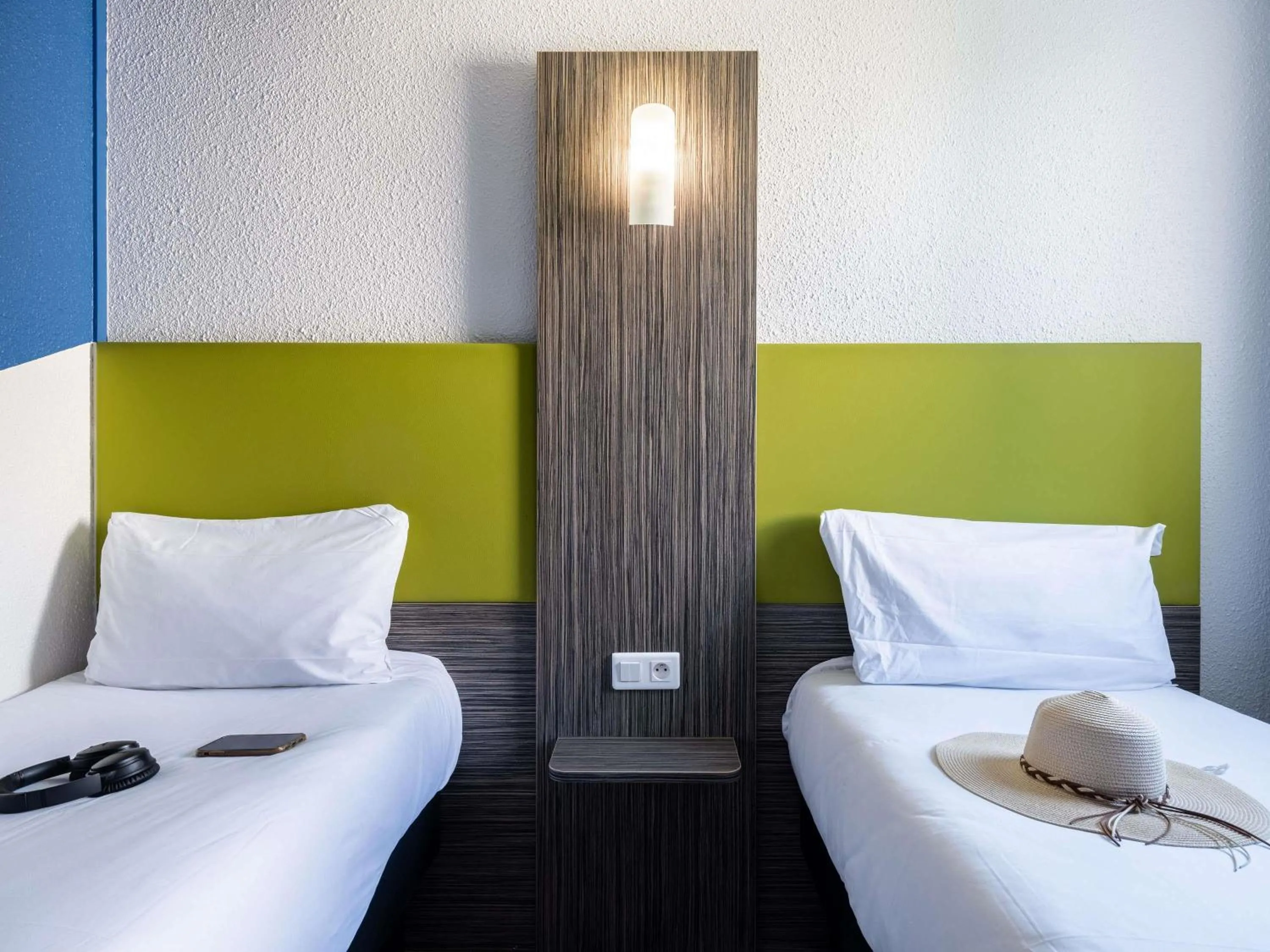 Bedroom, Bed in greet Chartres Est