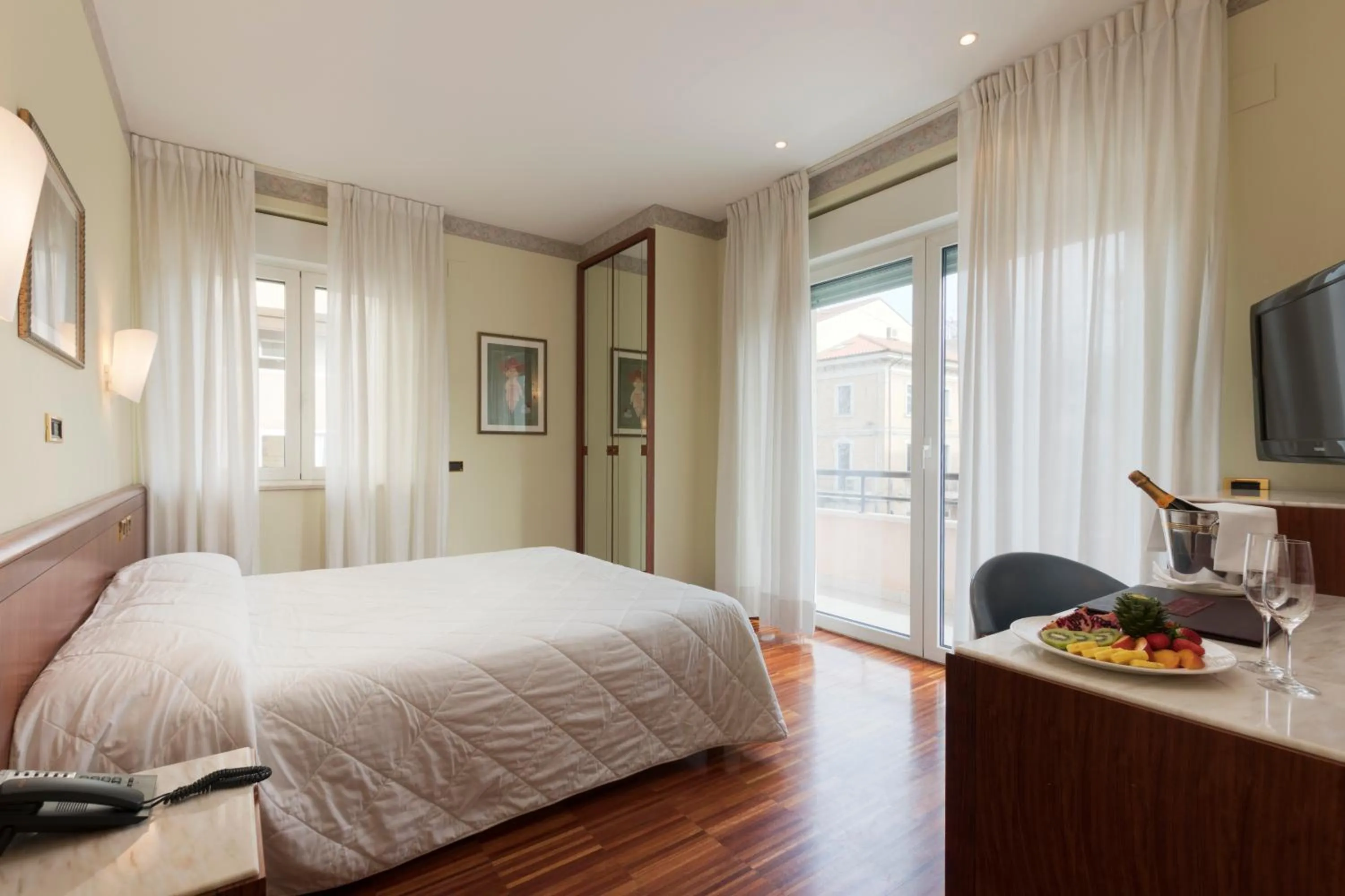 Photo of the whole room, Bed in Palace Hotel