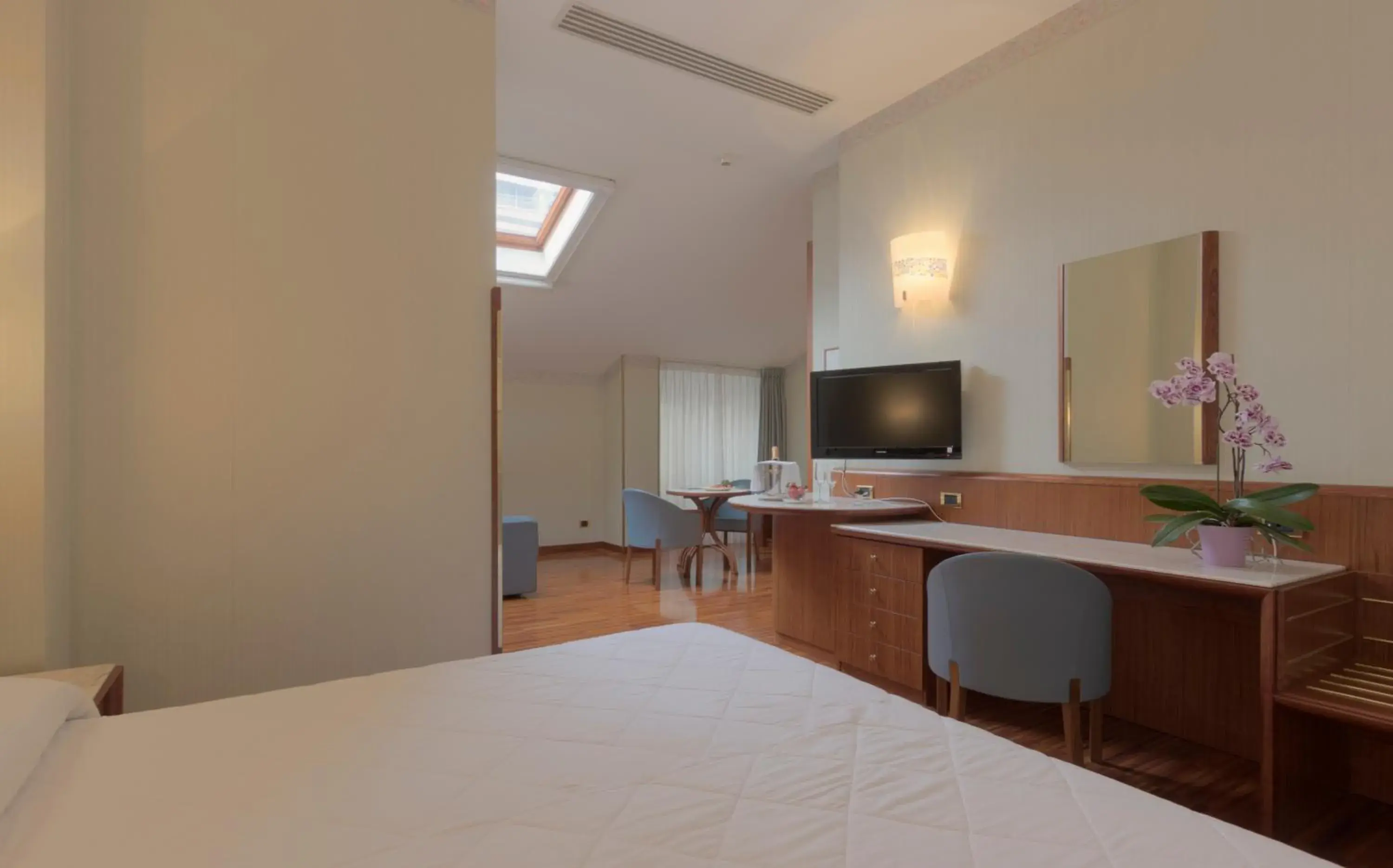 Photo of the whole room, Bed in Palace Hotel Photo of the whole room, Bed in Palace Hotel