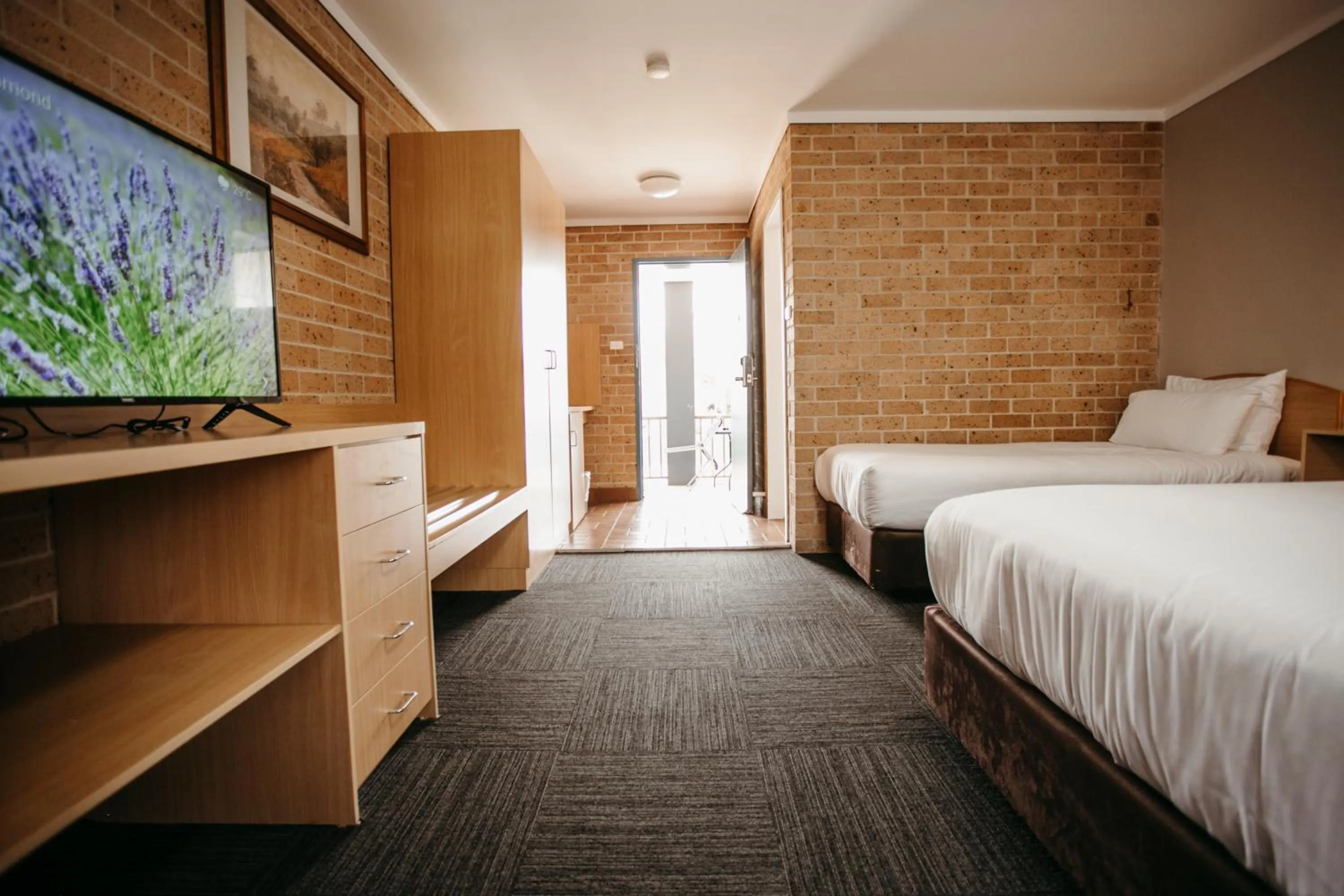 Bed in Colonial Motel Richmond