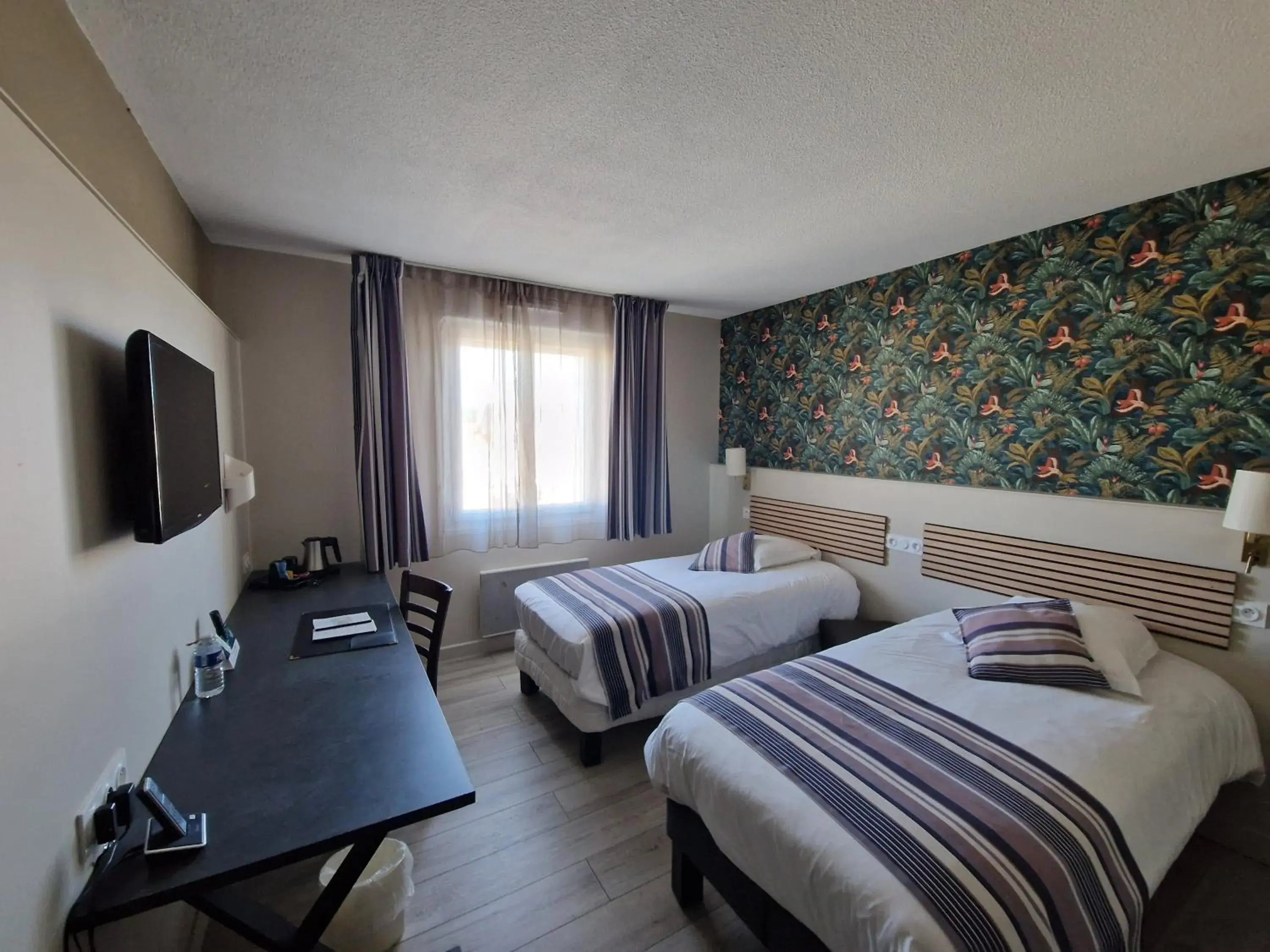 Bed in Hotel Restaurant l'Amandois Bed in Hotel Restaurant l'Amandois