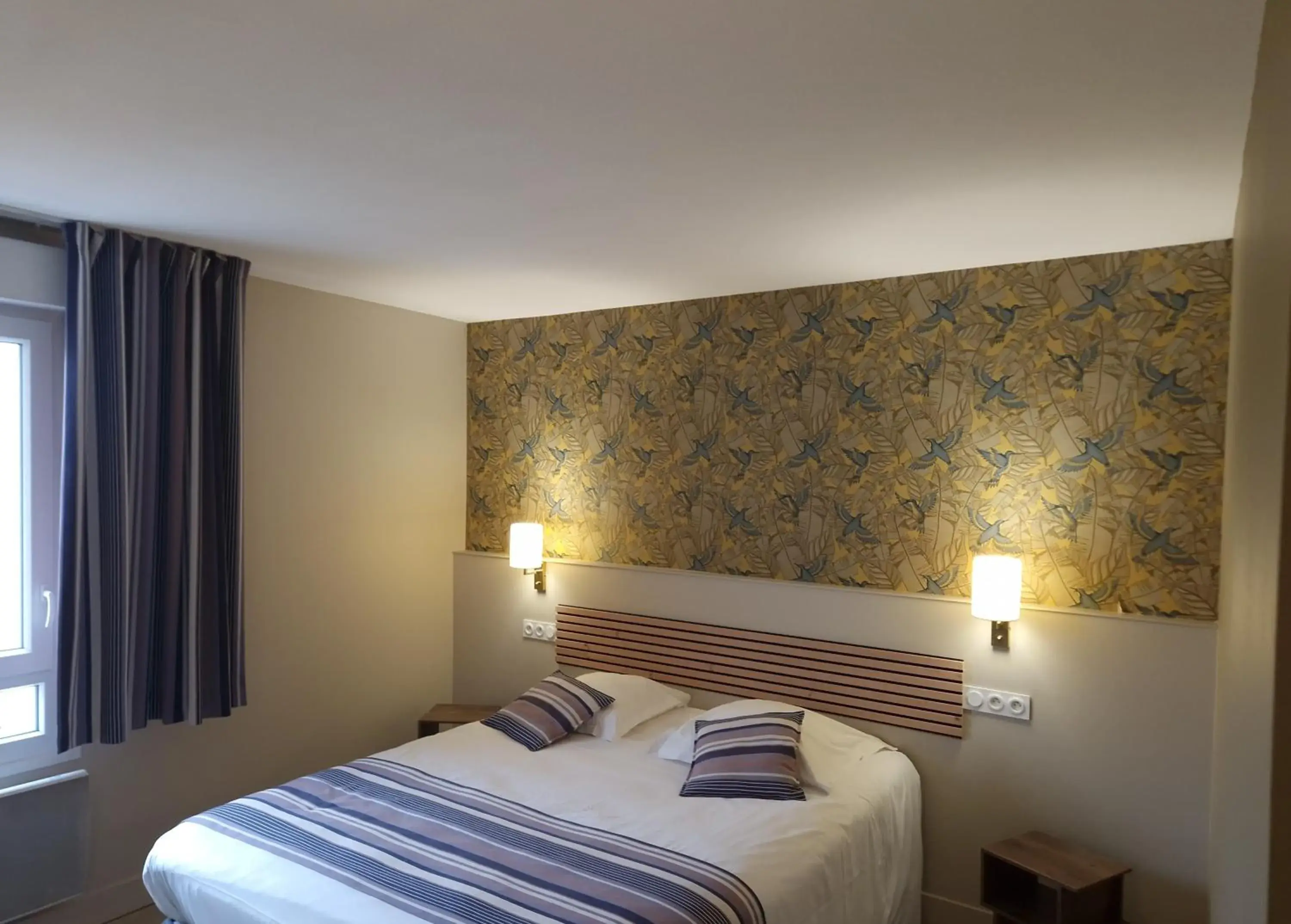 Bed in Hotel Restaurant l'Amandois Bed in Hotel Restaurant l'Amandois