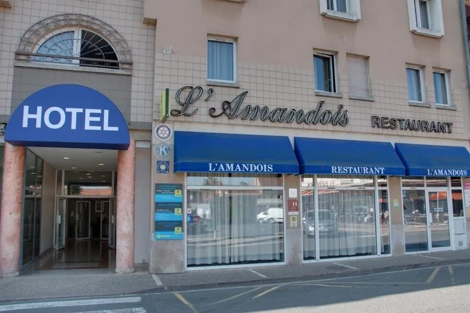 Facade/entrance in Hotel Restaurant l'Amandois