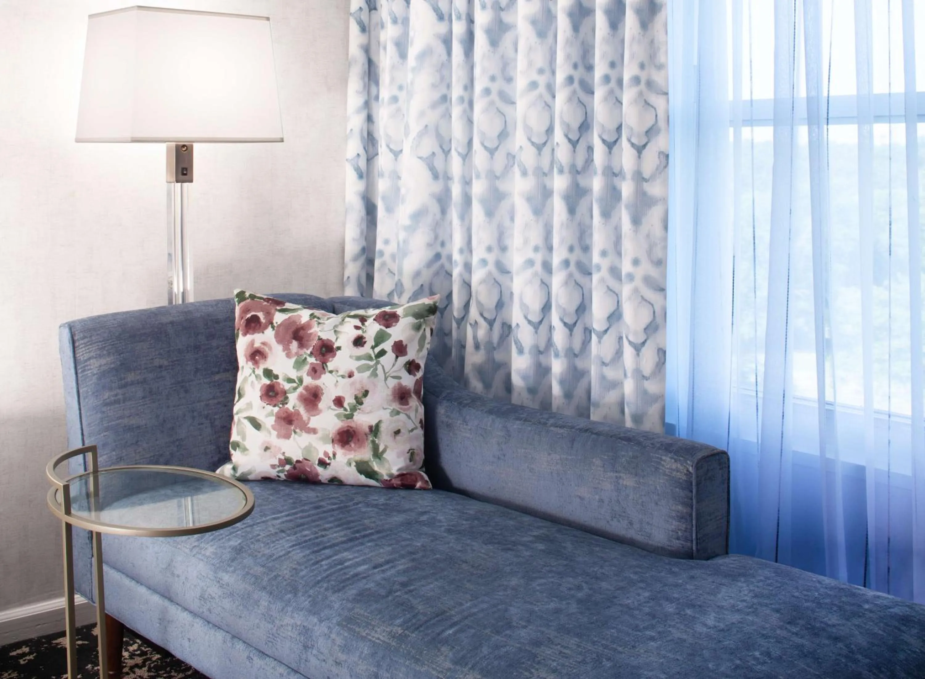 Living room in Hilton Atlanta/Marietta Hotel & Conference Center