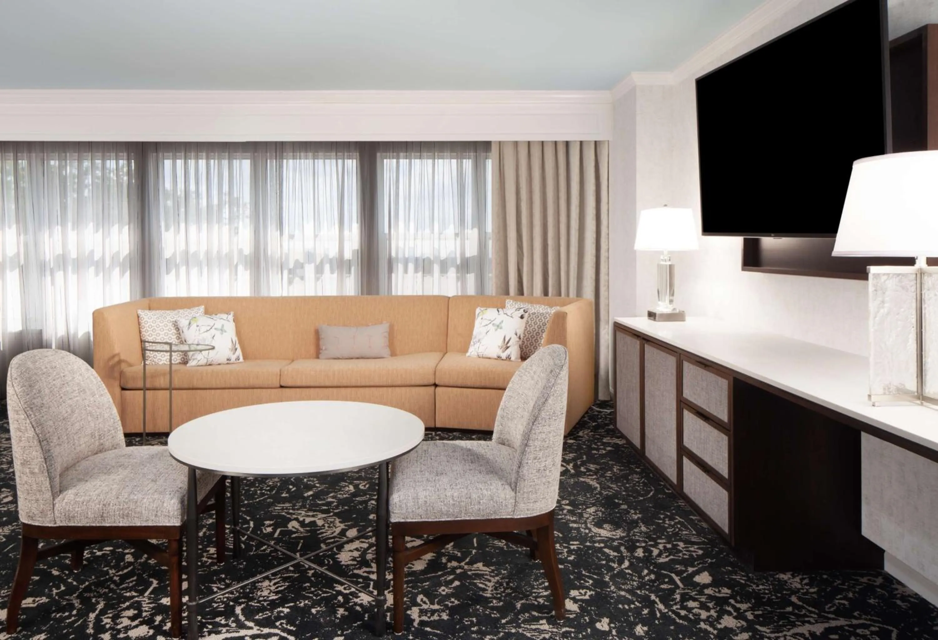 Living room in Hilton Atlanta/Marietta Hotel & Conference Center