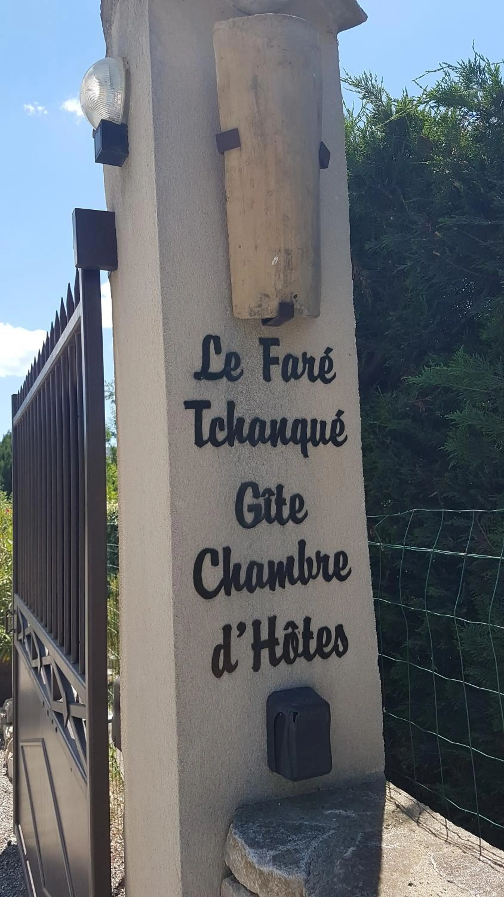 Property logo or sign in Chambre d'hôtes le faré tchanqué parking gratuit sur place