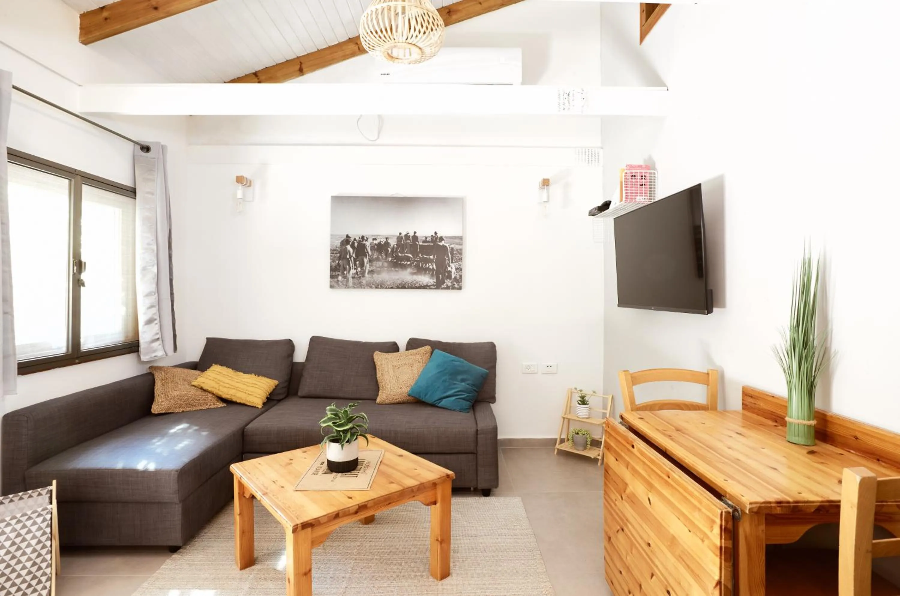 Communal lounge/ TV room in Zohar Badeshe