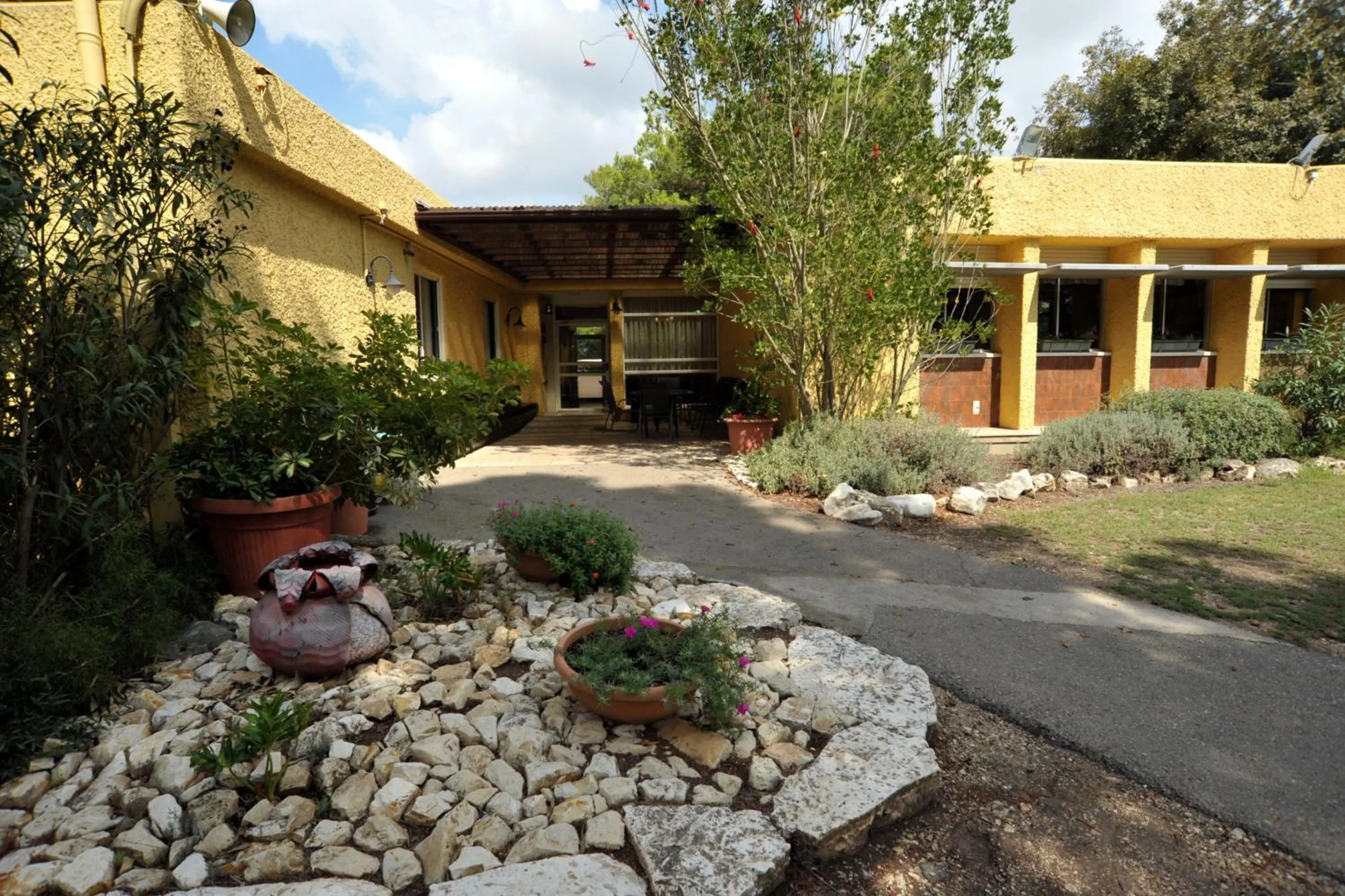 Facade/entrance in Zohar Badeshe