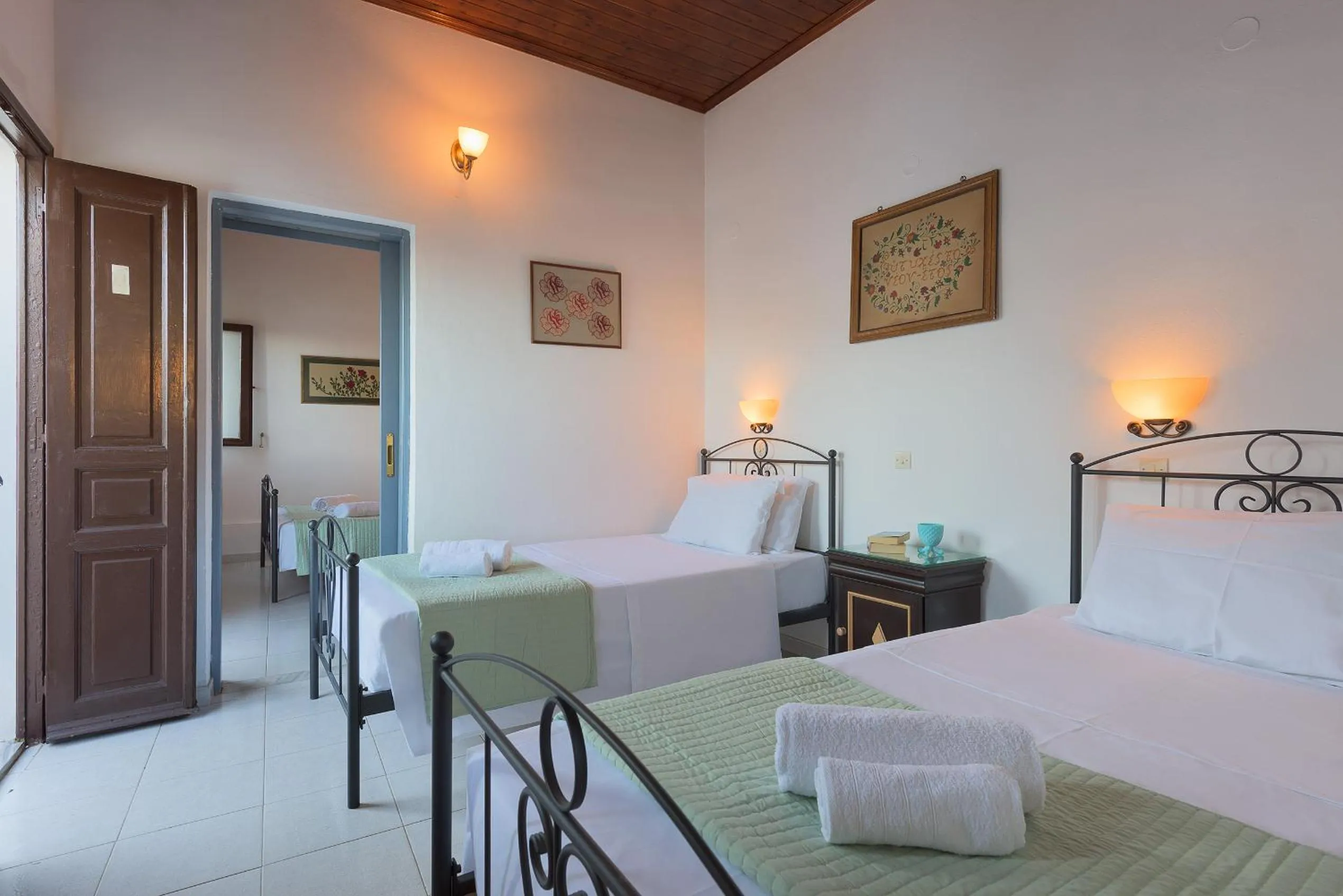 Photo of the whole room, Bed in Erato Apartments