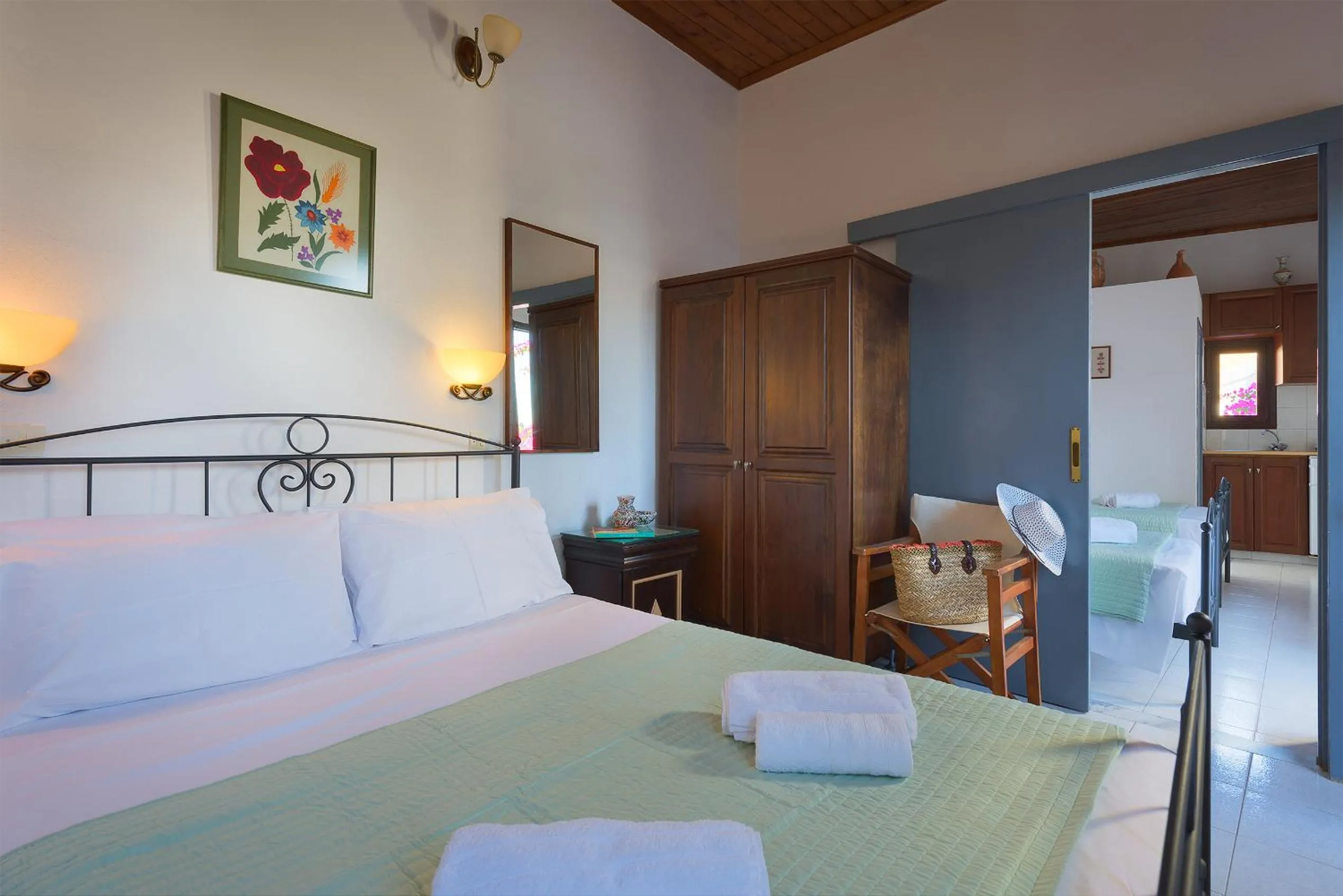 Photo of the whole room, Bed in Erato Apartments