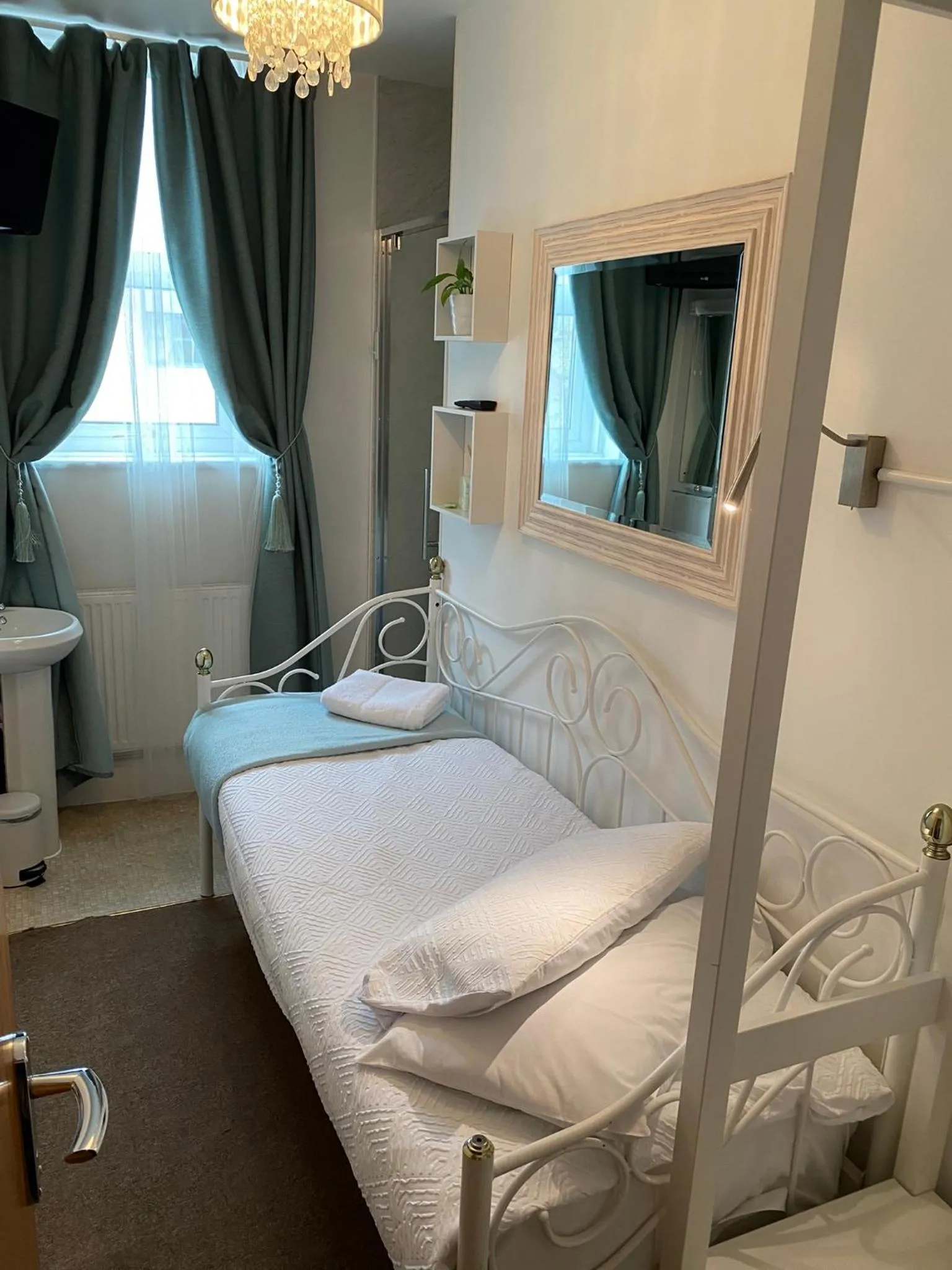 Photo of the whole room, Bed in A & B Guest House Cambridge Ltd