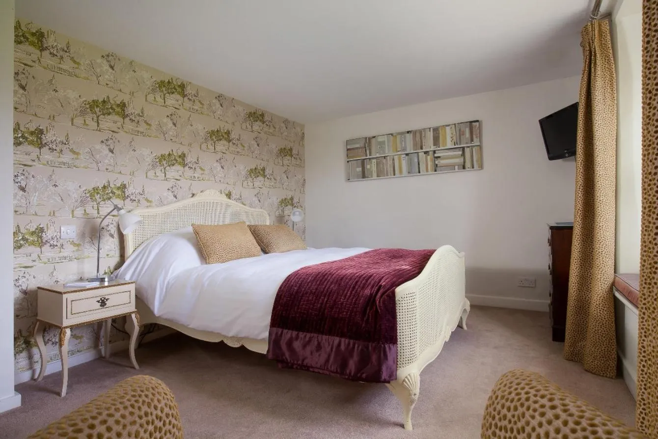 Bed in Mill End Hotel