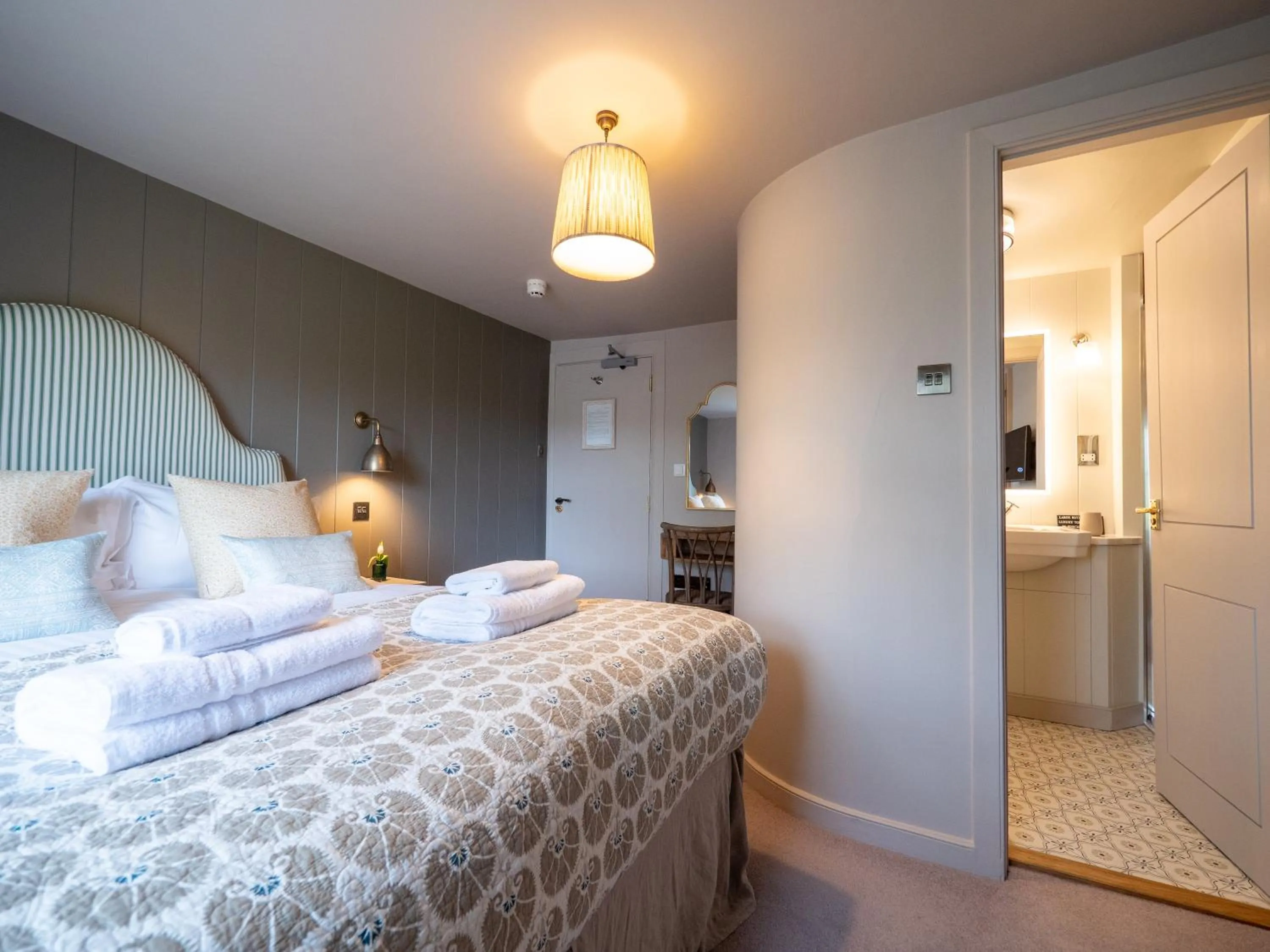 Bed in Mill End Hotel