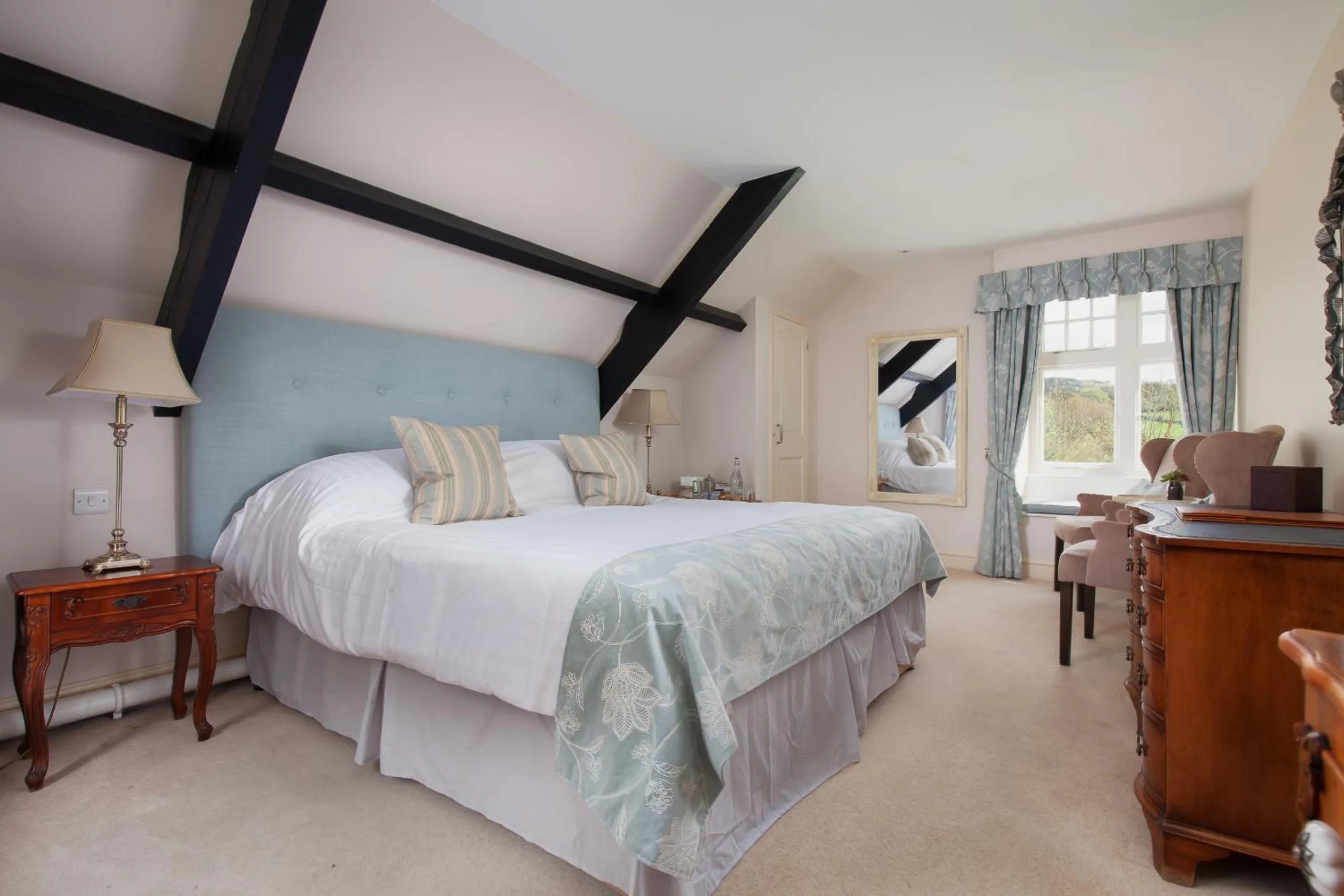 Bed in Mill End Hotel