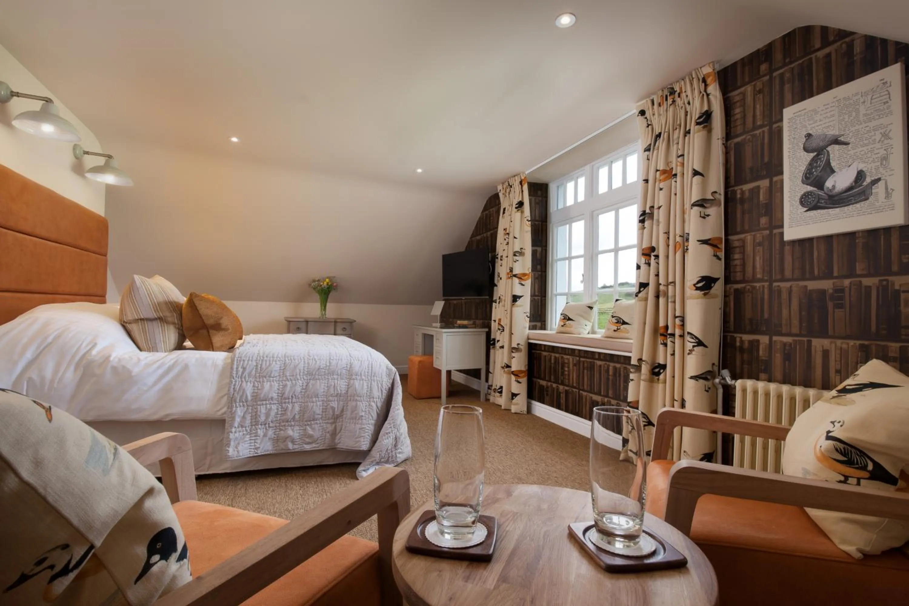 Photo of the whole room, Bed in Mill End Hotel