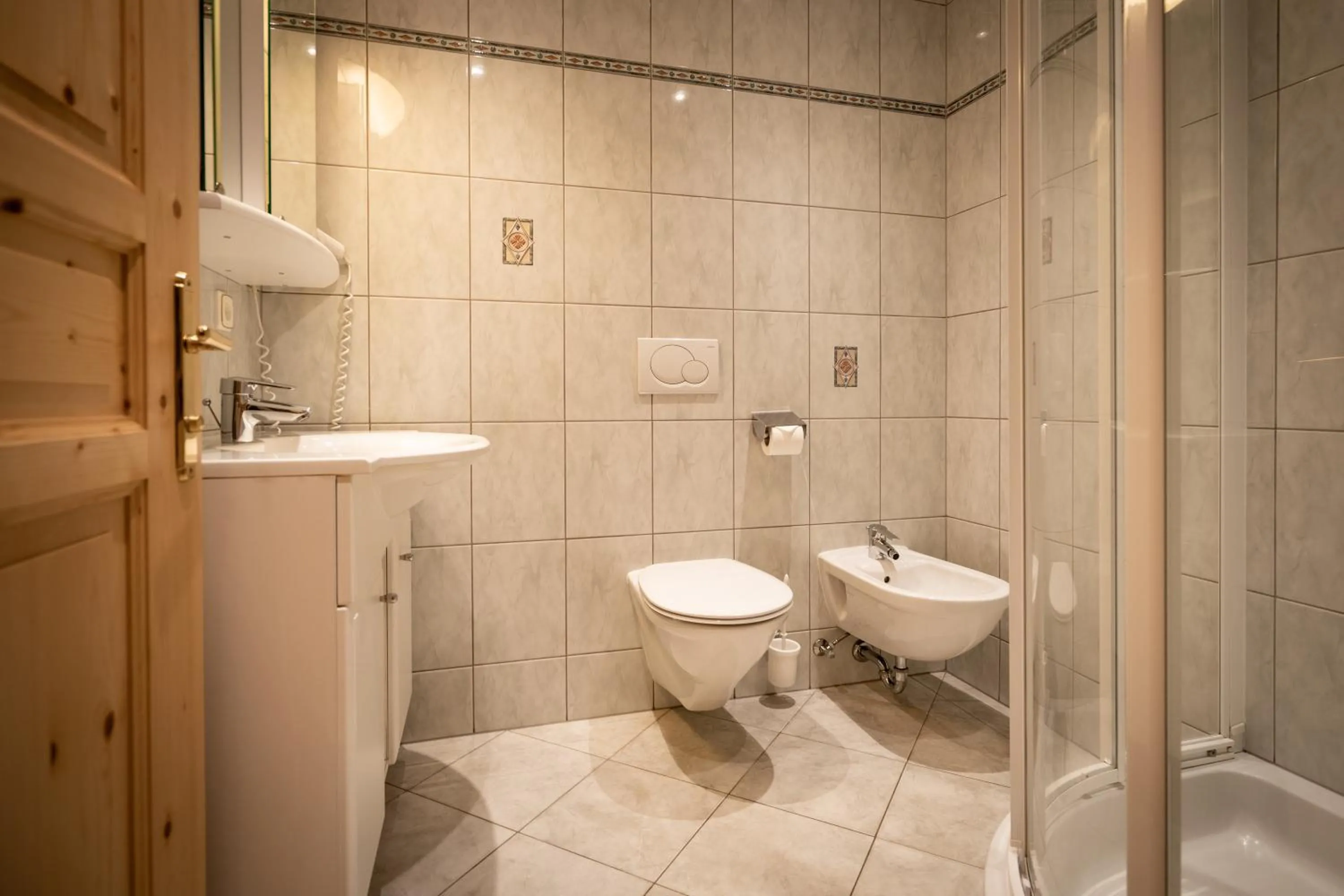 Shower in Apartmenthaus Gutwenger