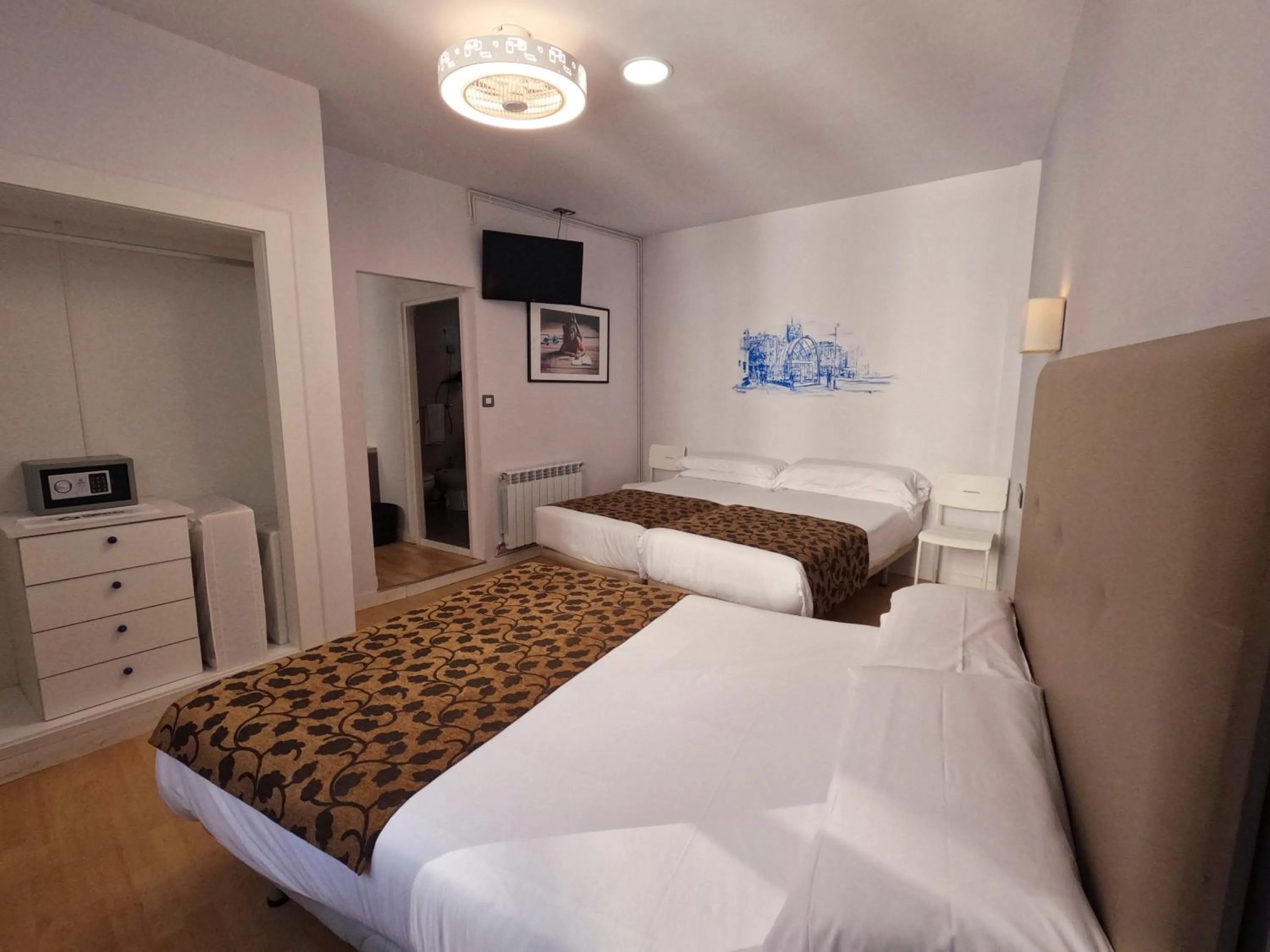 Photo of the whole room, Bed in Casual Gurea