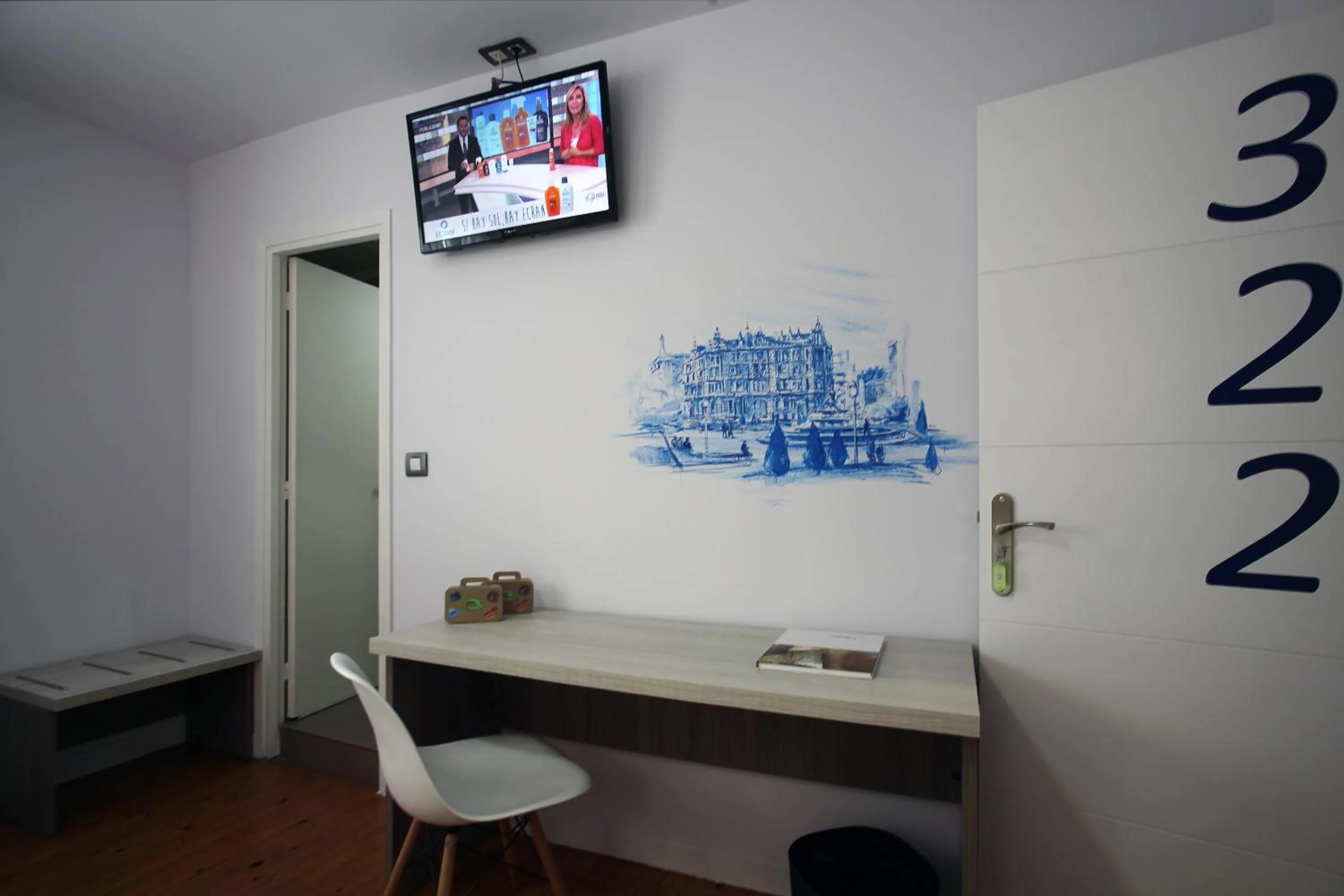 Photo of the whole room in Casual Gurea