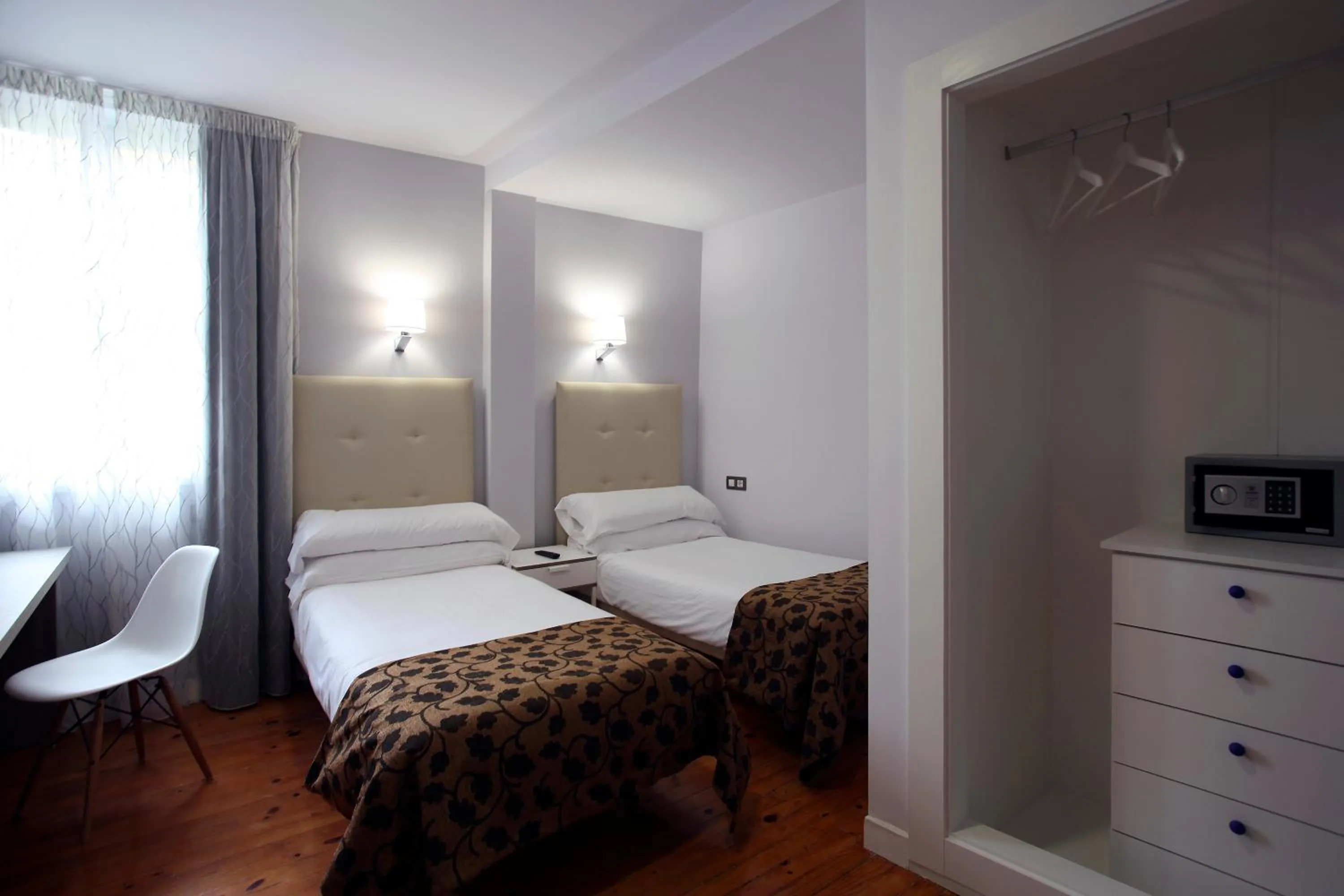 Photo of the whole room, Bed in Casual Gurea