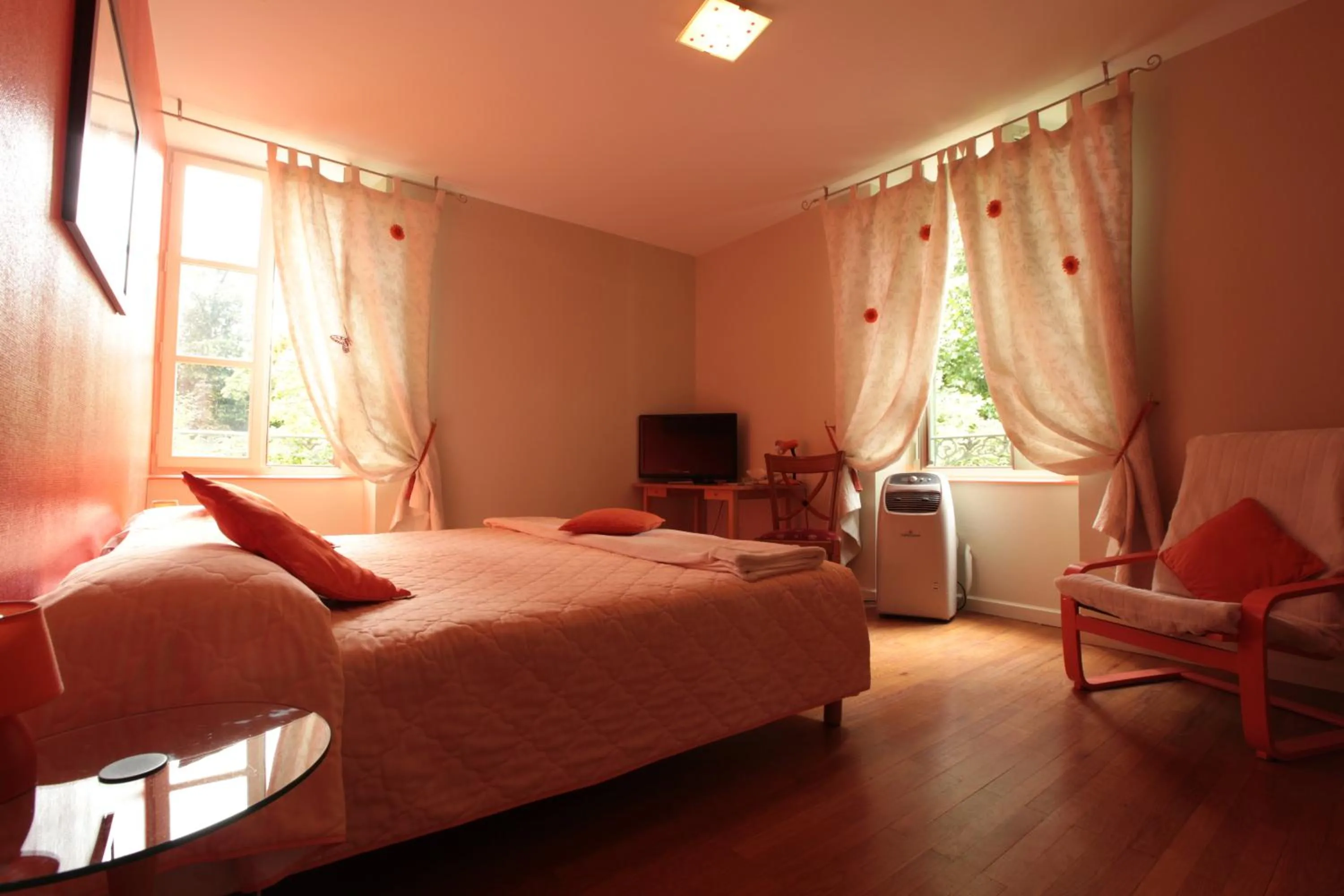 Photo of the whole room, Bed in L'Oree Du Château