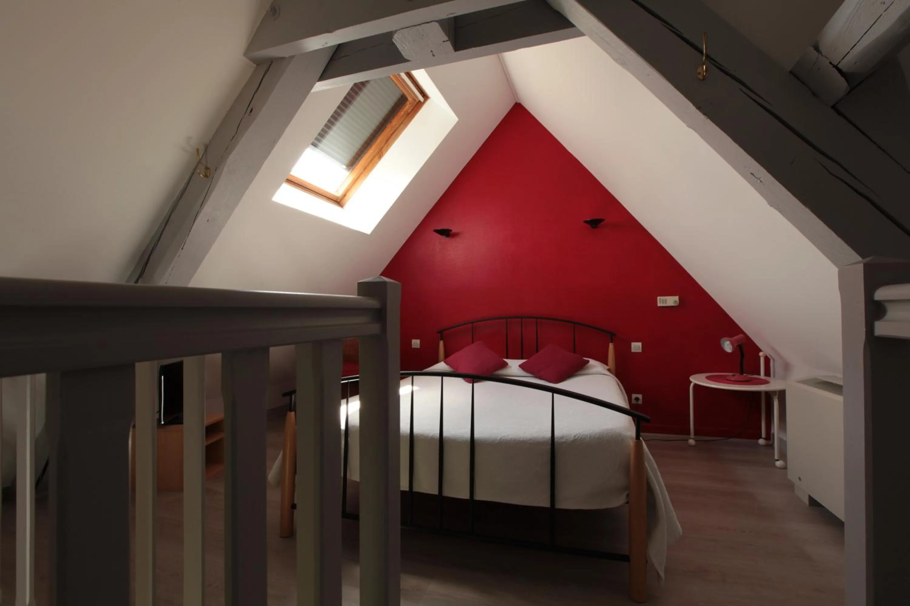 Photo of the whole room, Bed in L'Oree Du Château