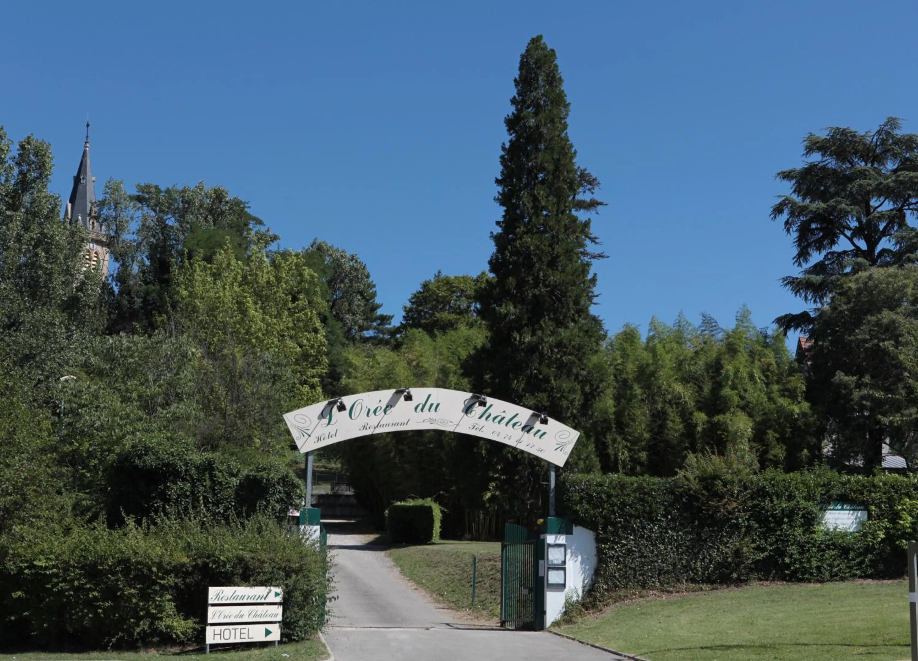 Facade/entrance in L'Oree Du Château