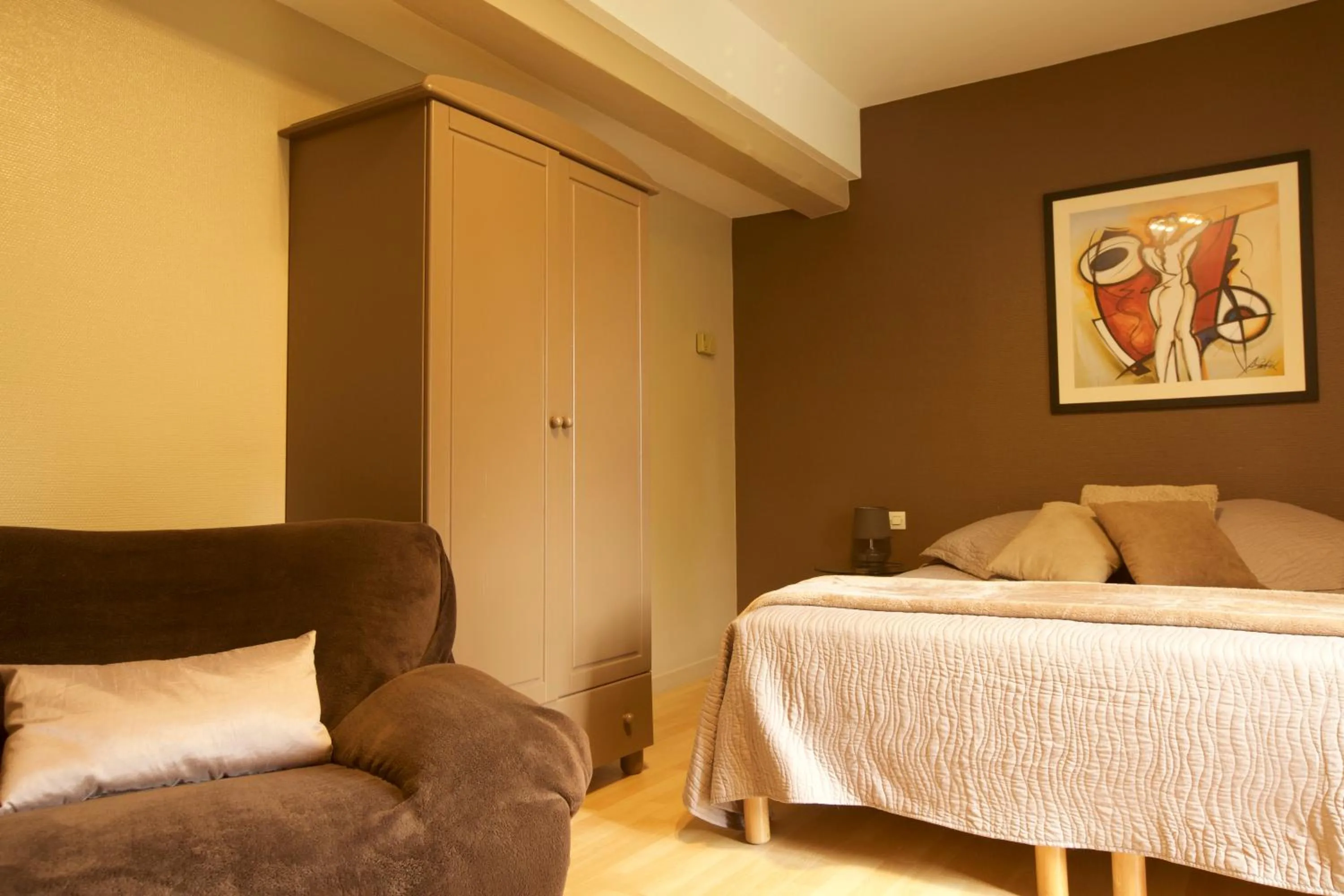 Photo of the whole room, Bed in L'Oree Du Château
